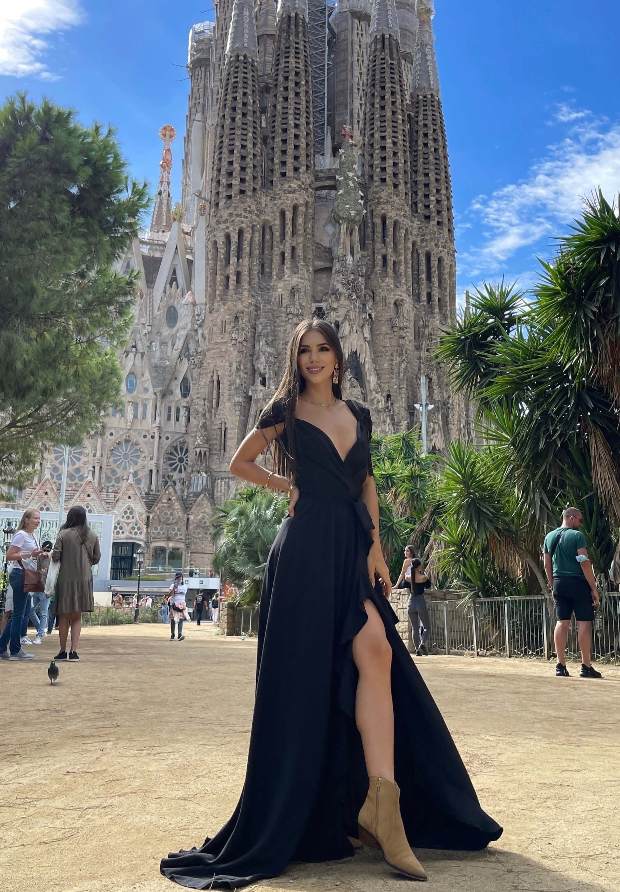 rochie lunga neagra vaporoasa cu cordon si volanase