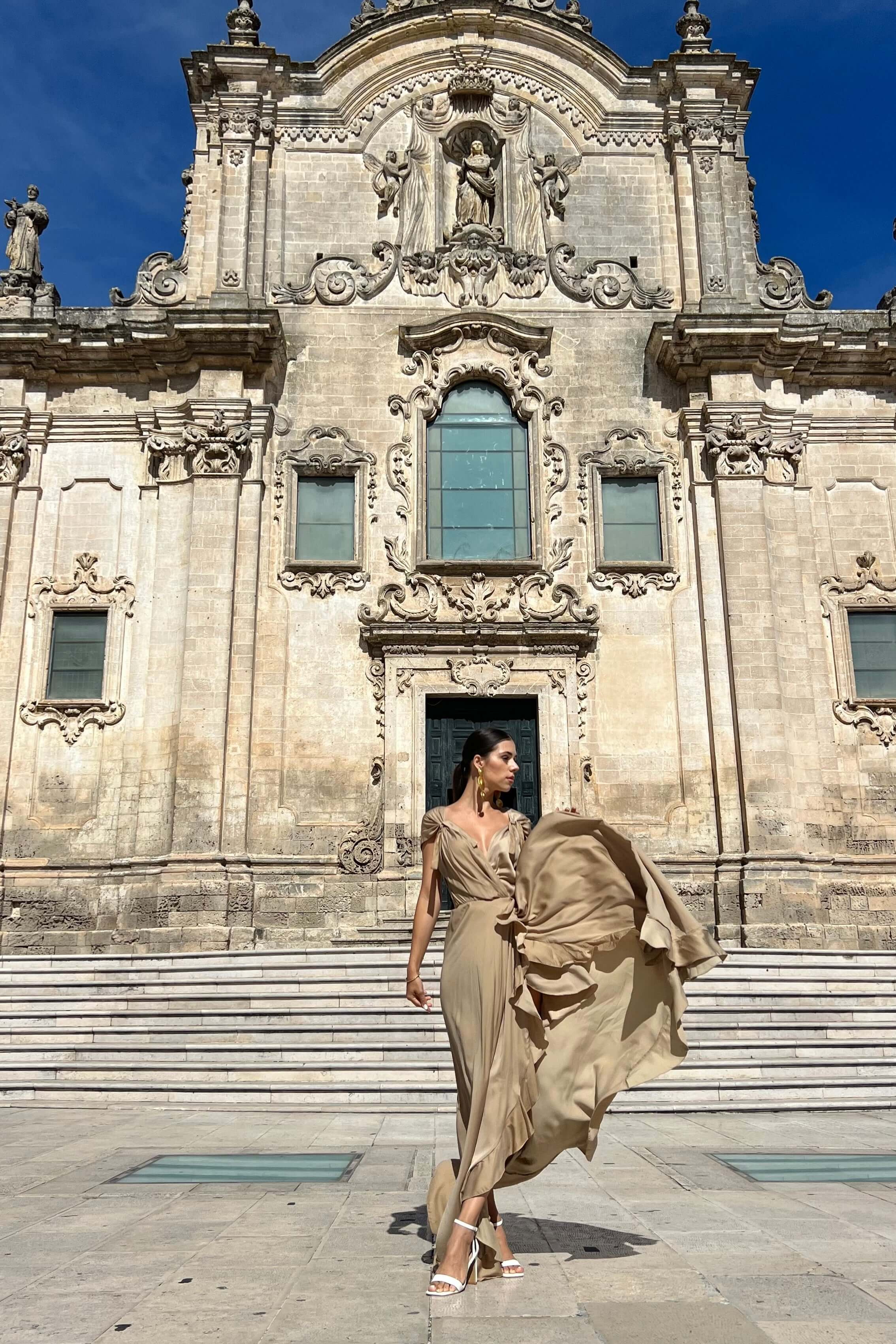 rochie lunga vaporoasa cordon in talie si volanase