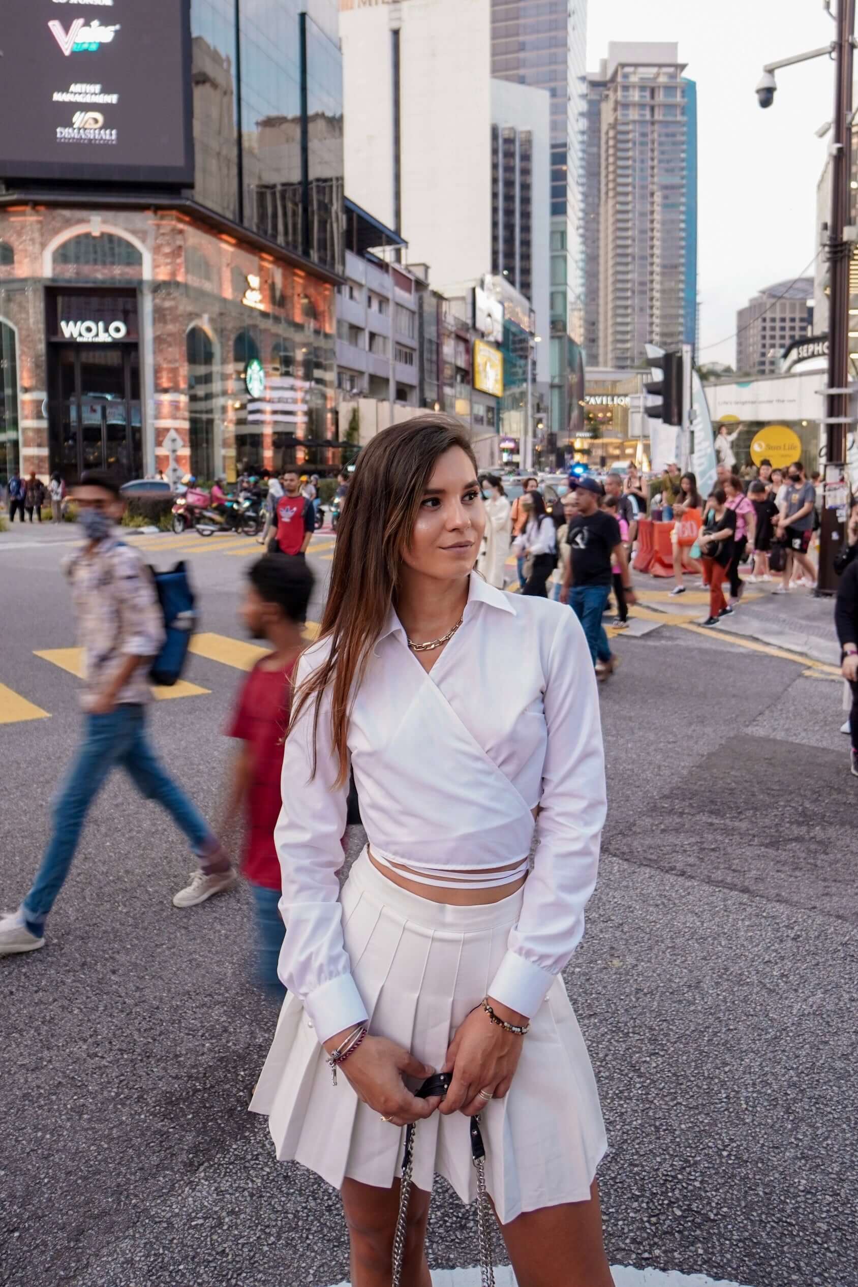 fusta pantalon alba scurta