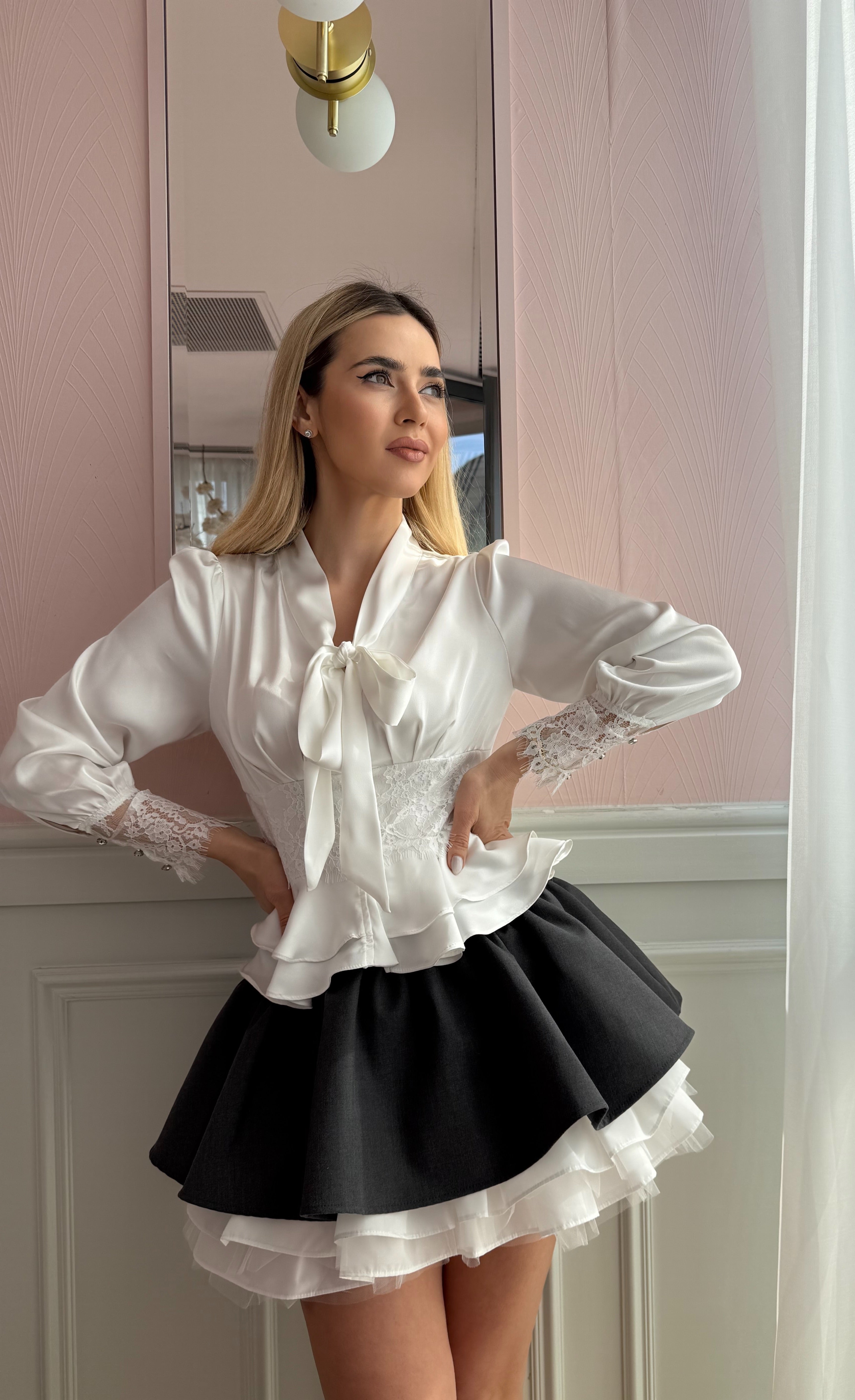 Bluză satine cu fundă, talie din dantelă și manșete romantice Jasmine