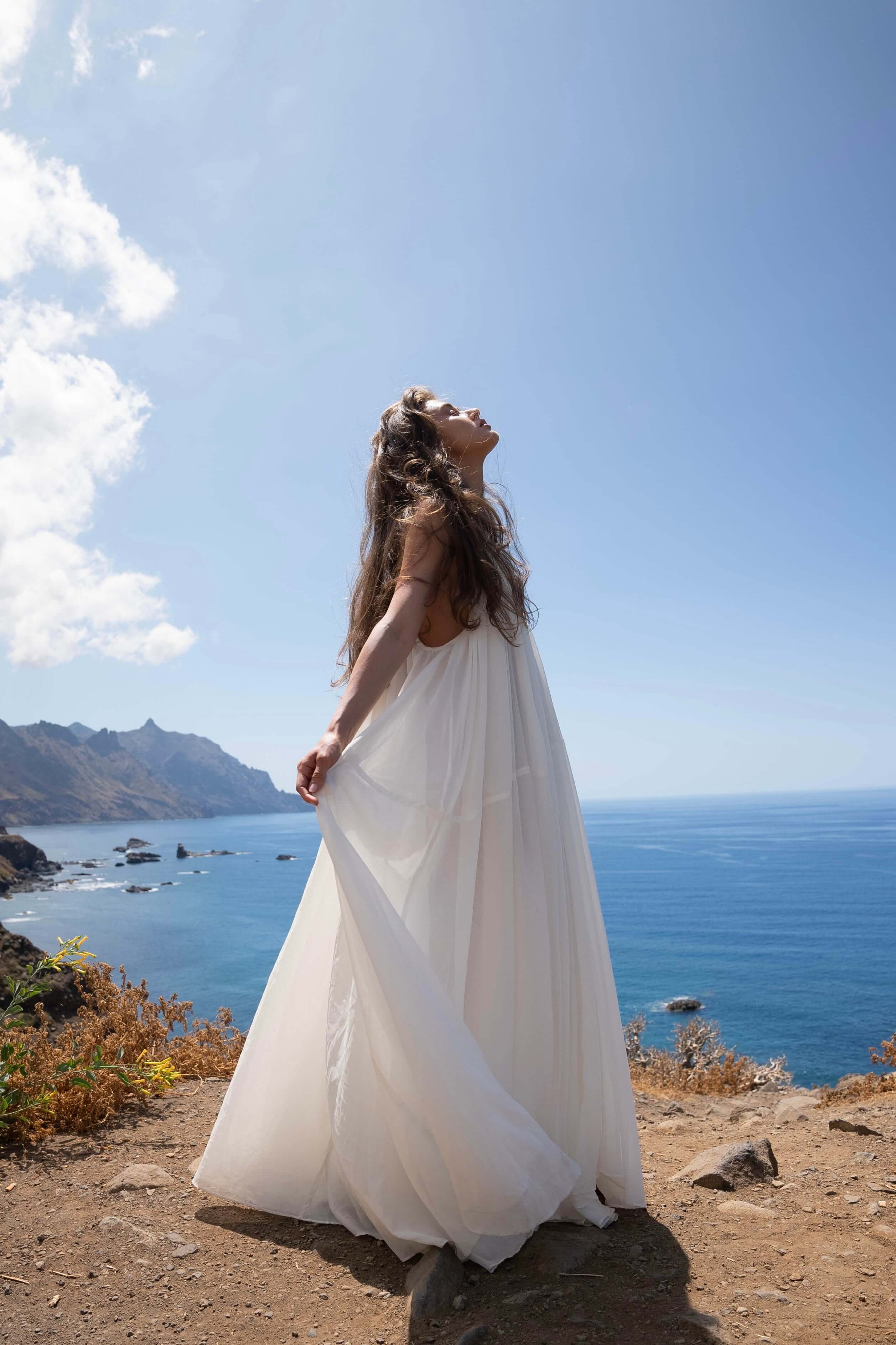 rochie lunga alba vaporoasa