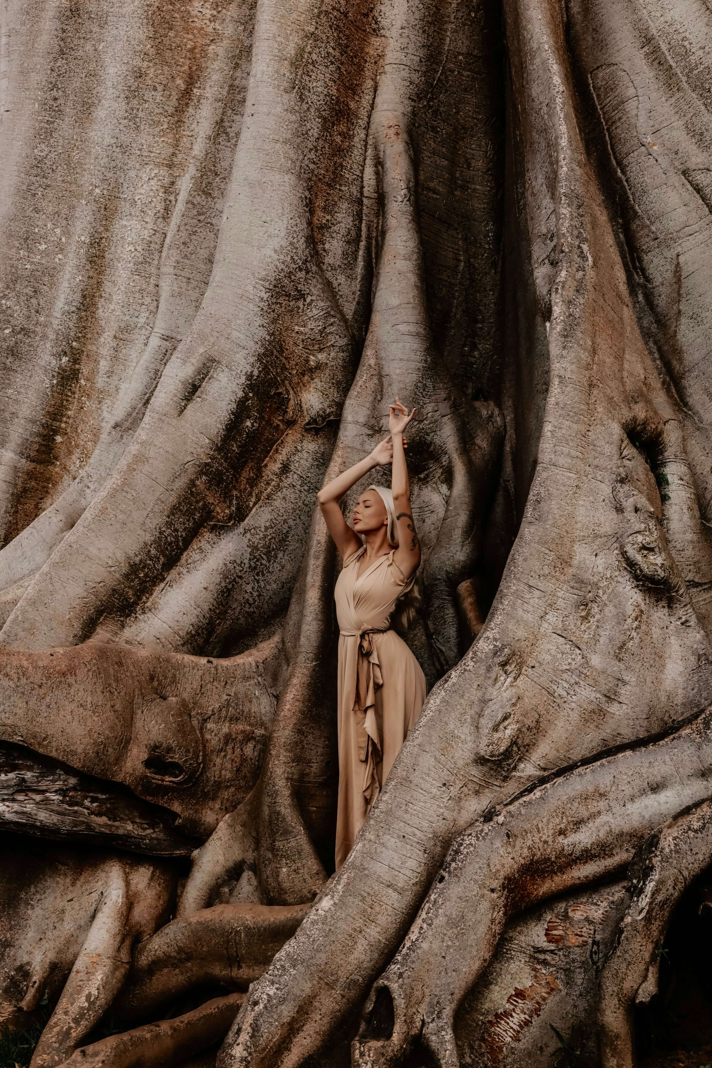 rochie lunga vaporoasa cordon in talie si volanase