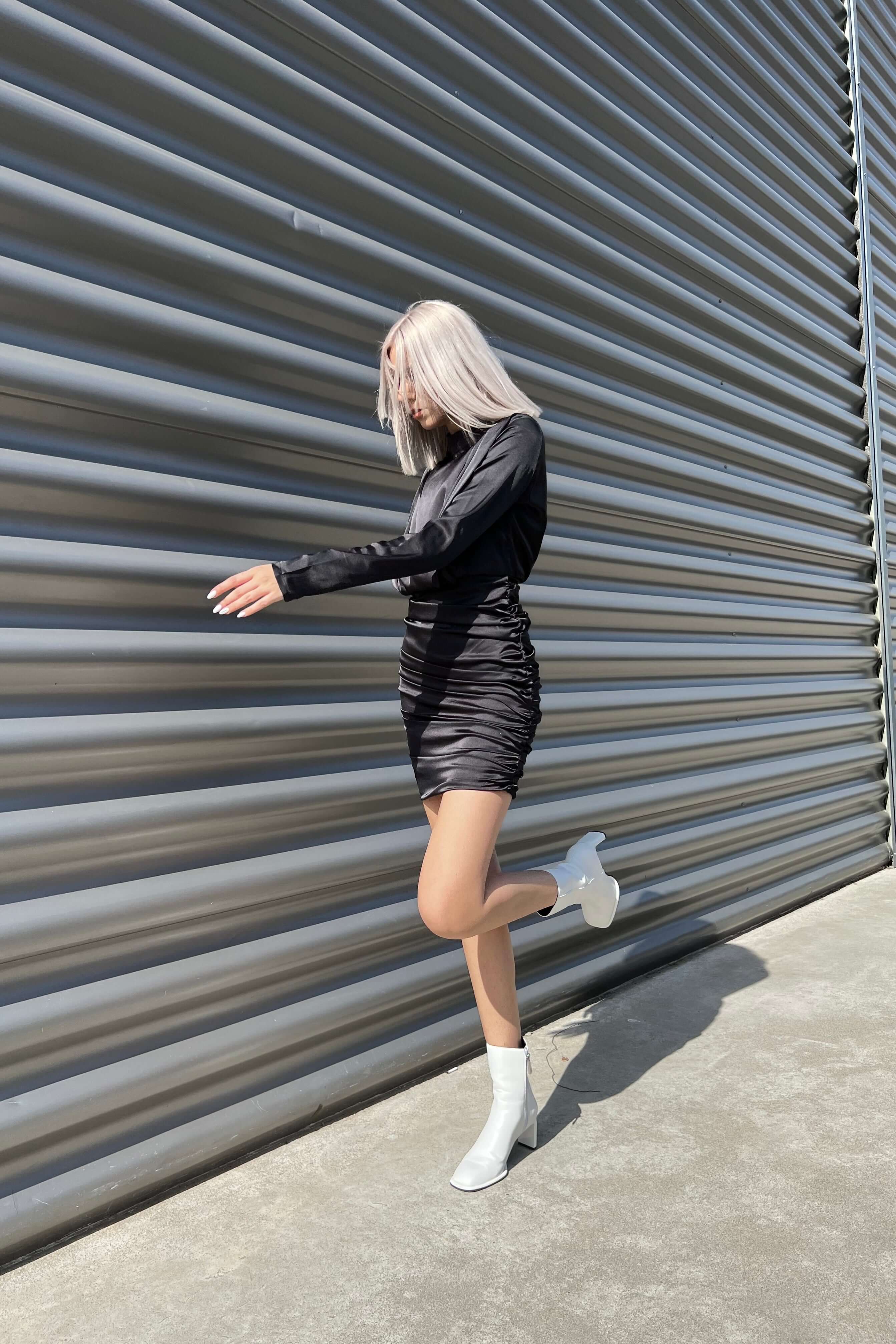 rochie neagra scurta mulata maneca lunga