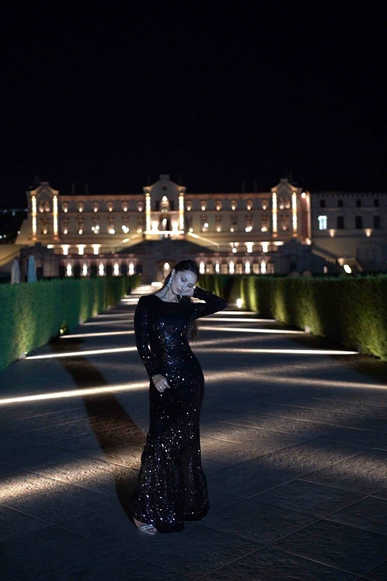 rochie lunga mulata neagra cu paiete maneca lunga