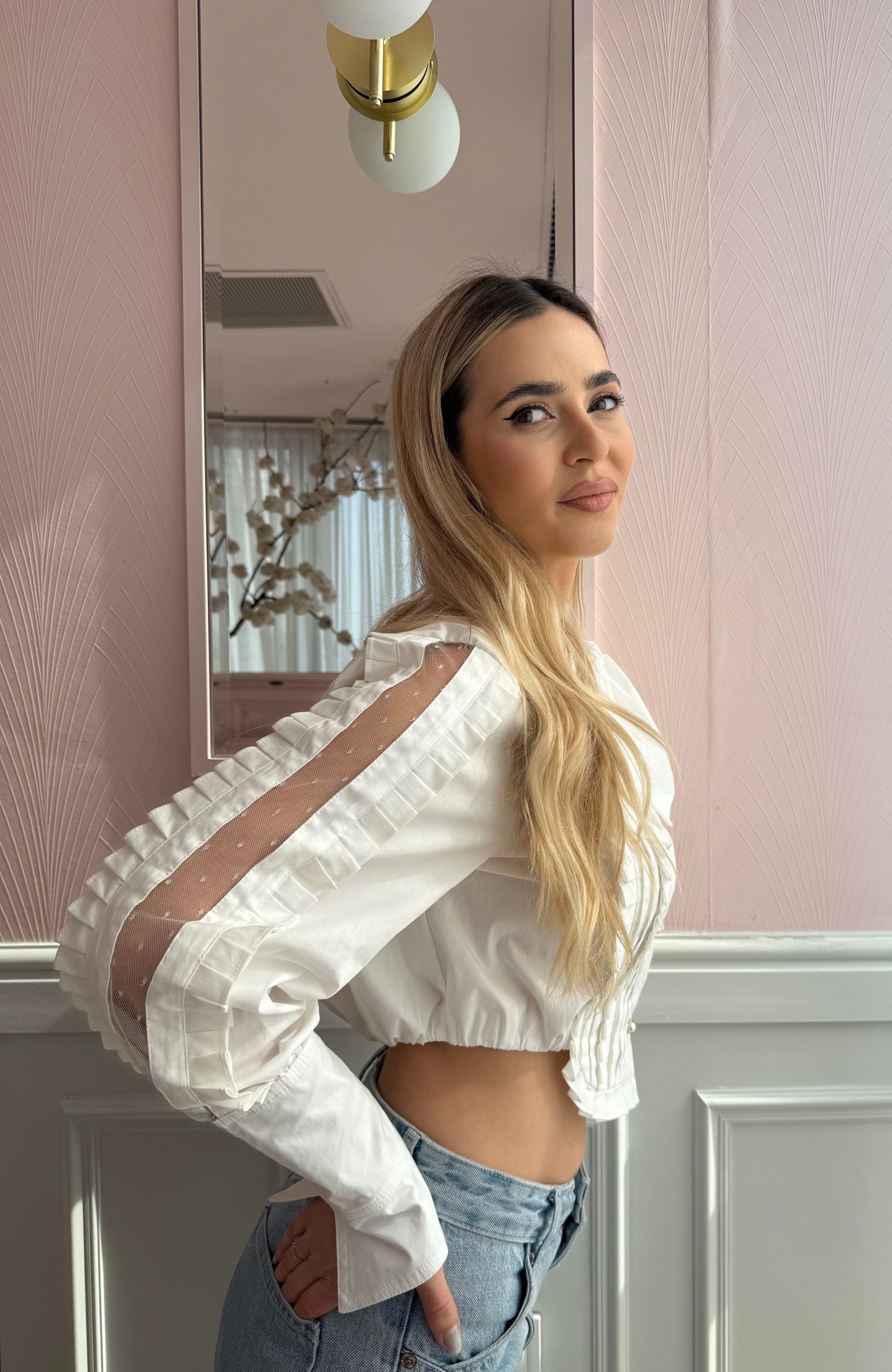 Cămașa albă cu fundă statement, pliseuri couture și inserții transparente Magnolia