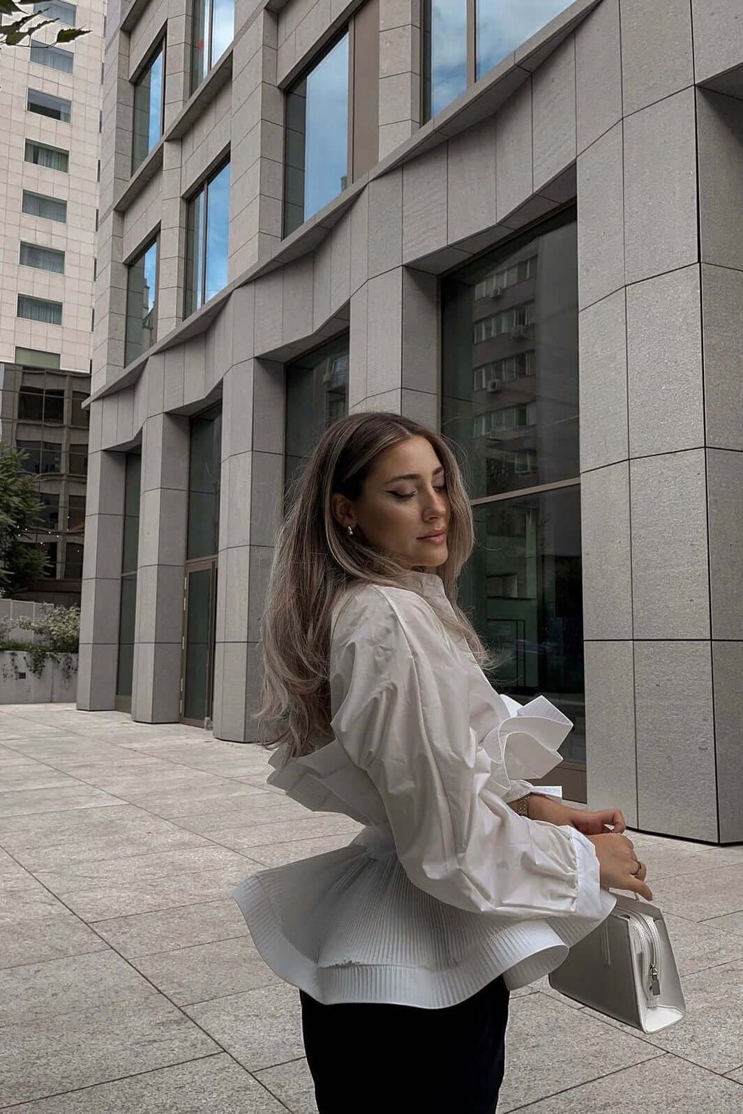 camasa alba cu volane si maneca lunga