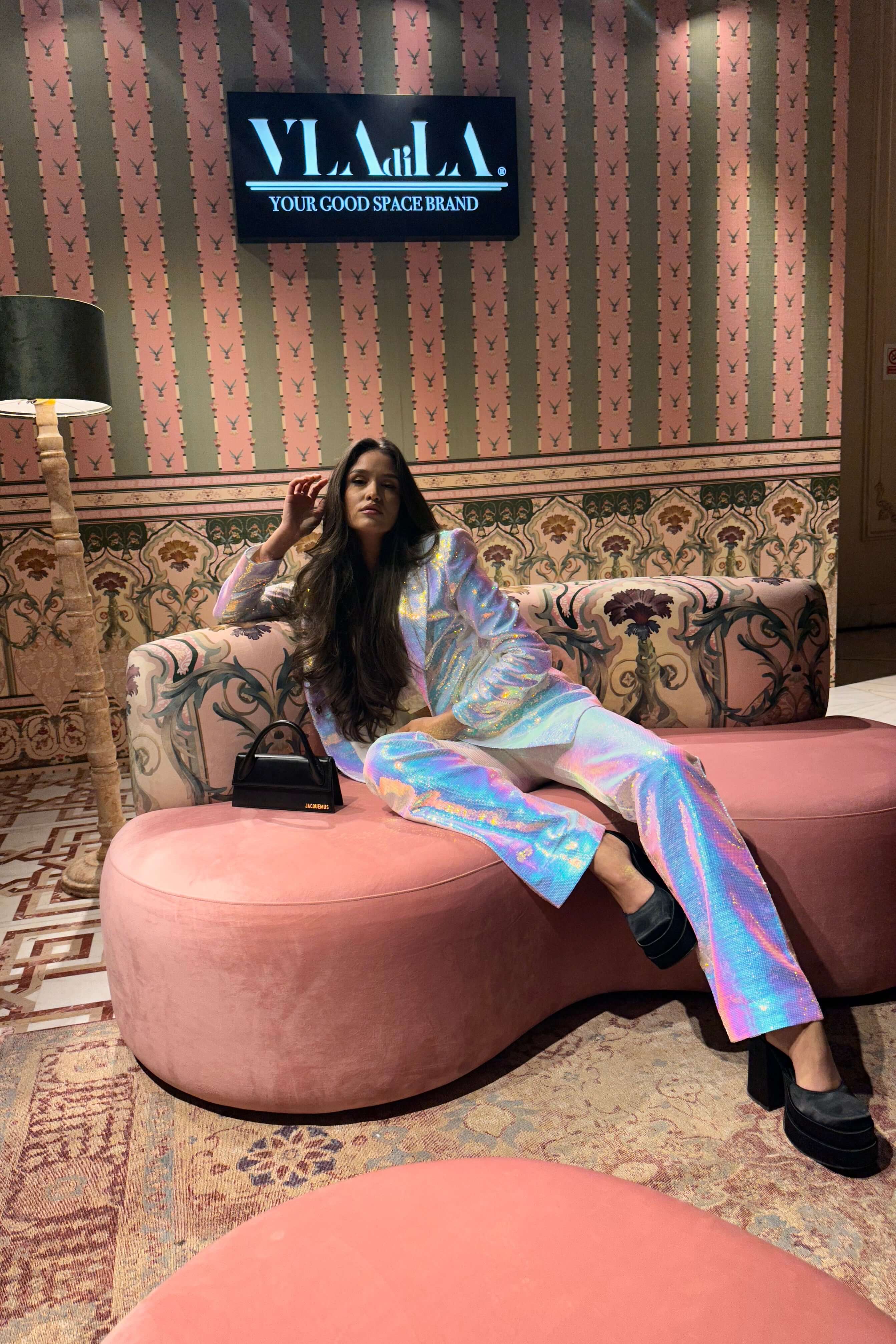 costum alb cu paiete sacou cu maneca lunga cu paiete pantaloni lungi cu paiete albe