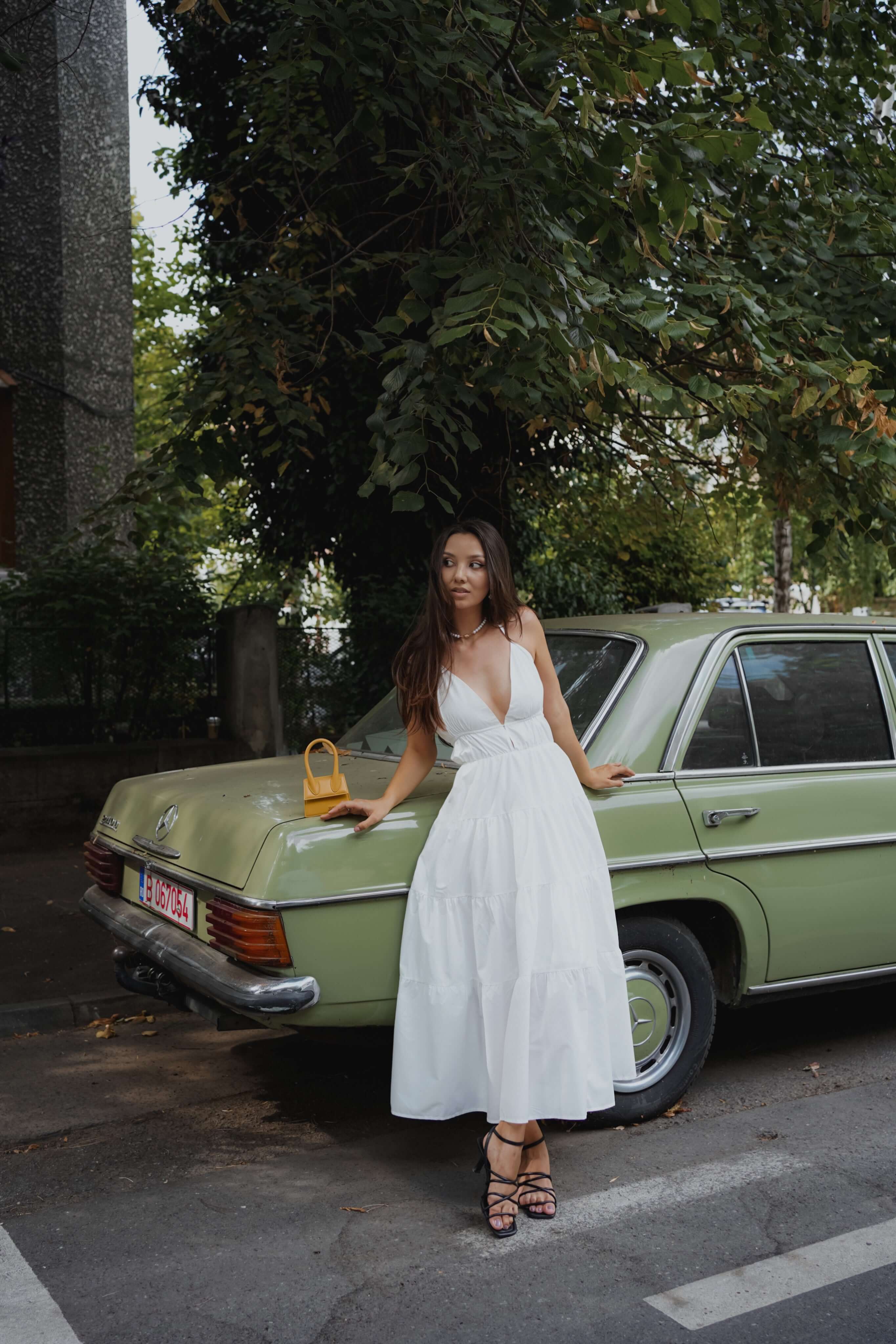 rochie alba lunga spate gol