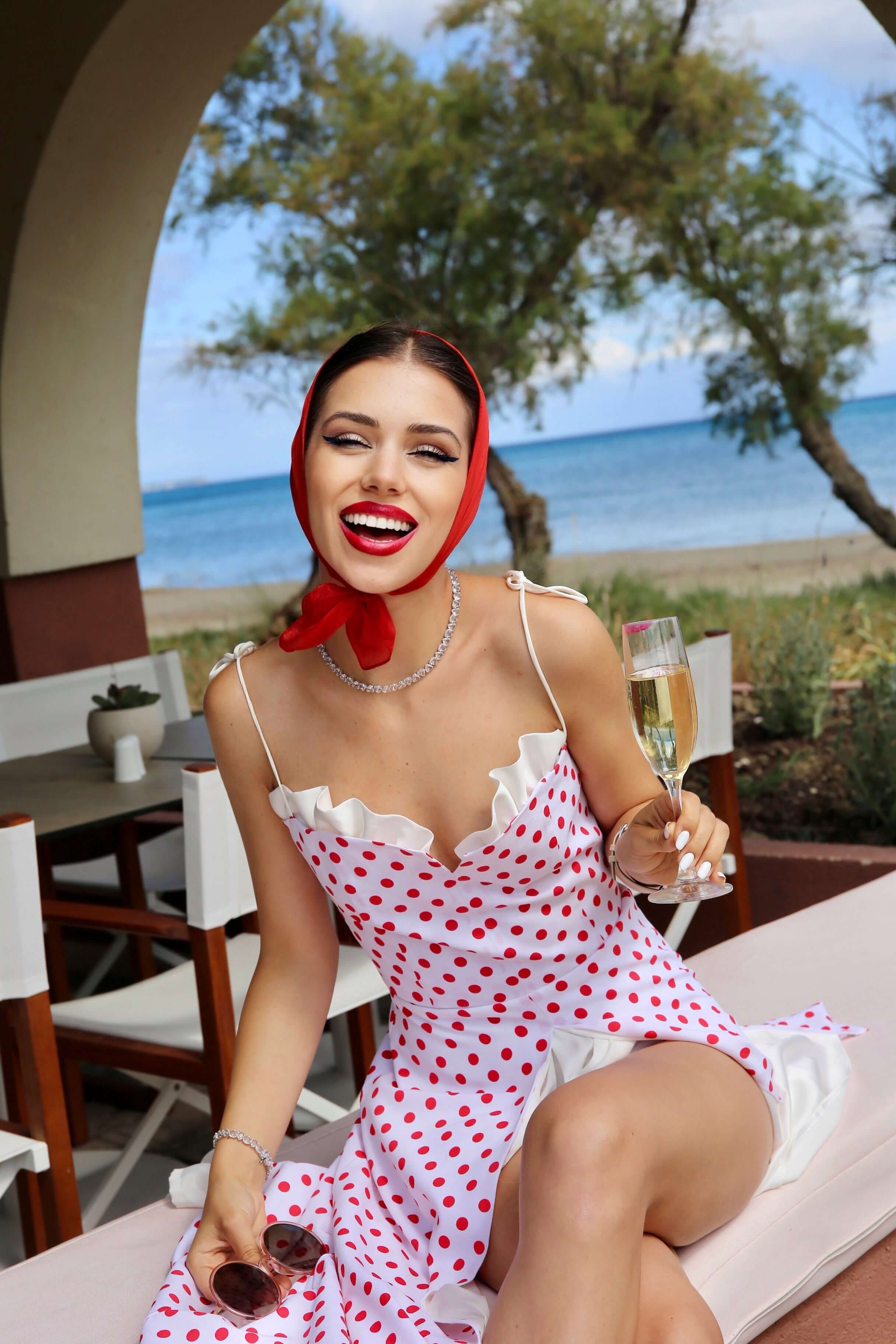 rochie alba cu buline rosii cu corset si crapatura