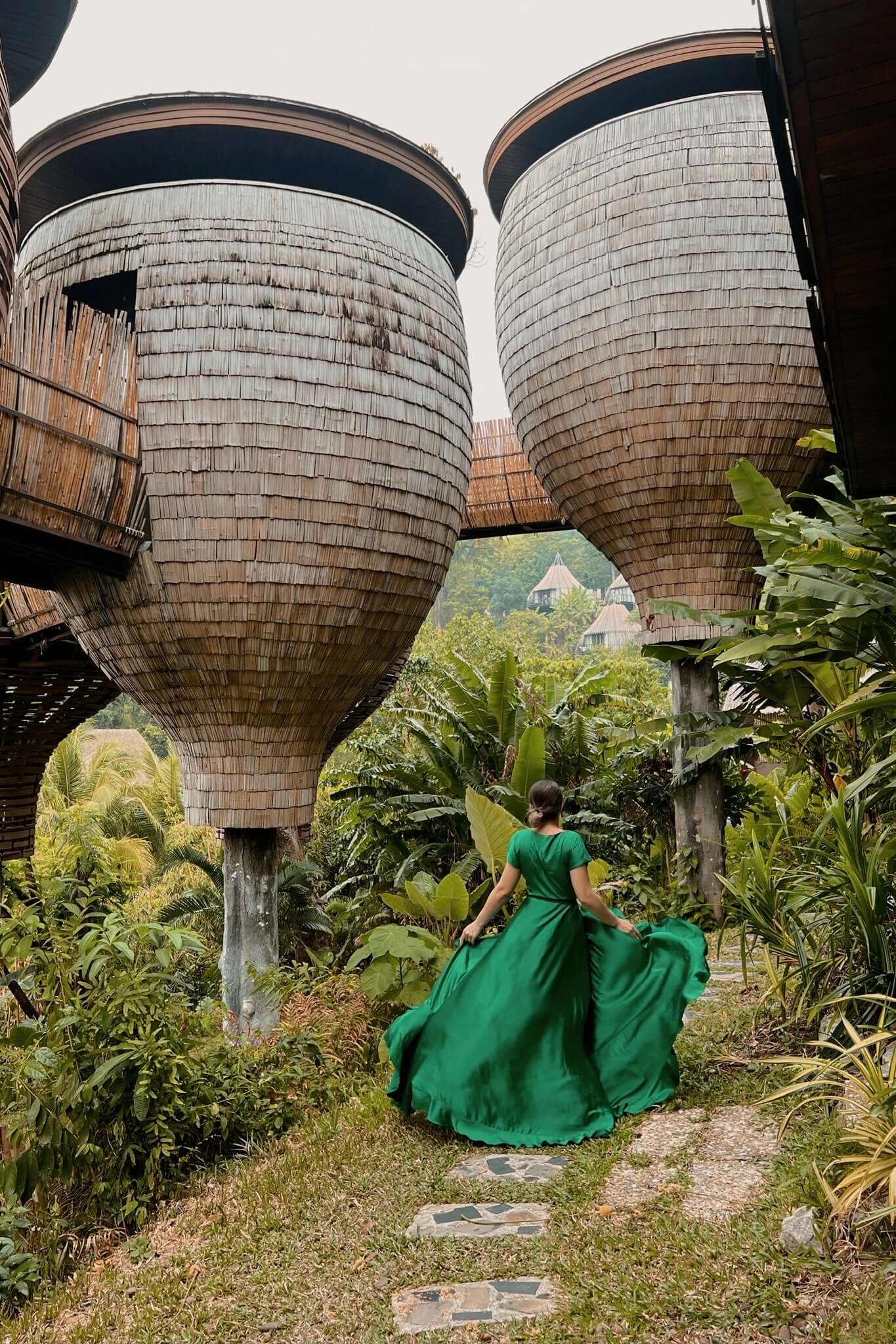 rochie lunga verde vaporoasa cu cordon si volanase