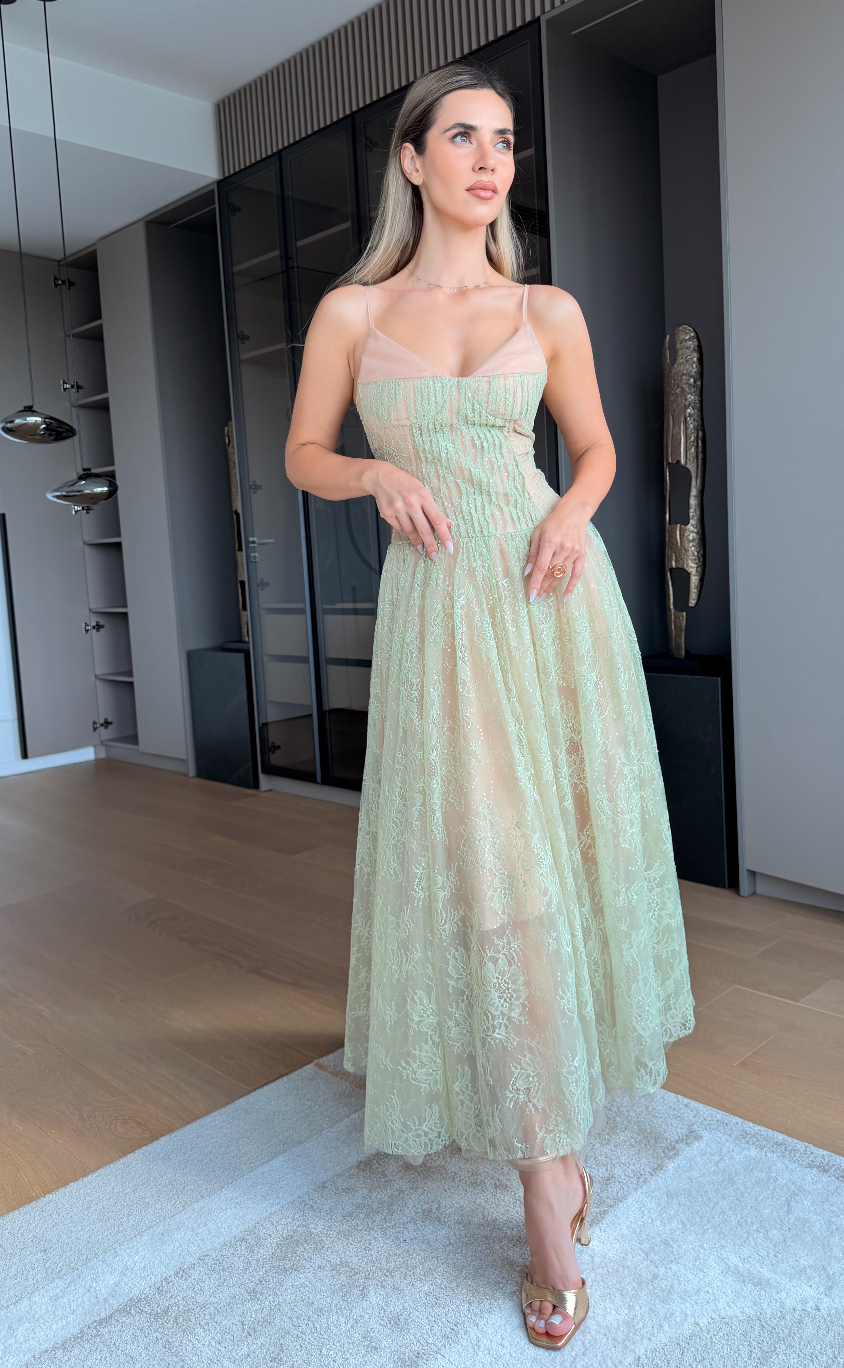Aveline Pistache - Rochie midi elegantă din dantelă, cu bust tip corset, bretele fine și fustă amplă