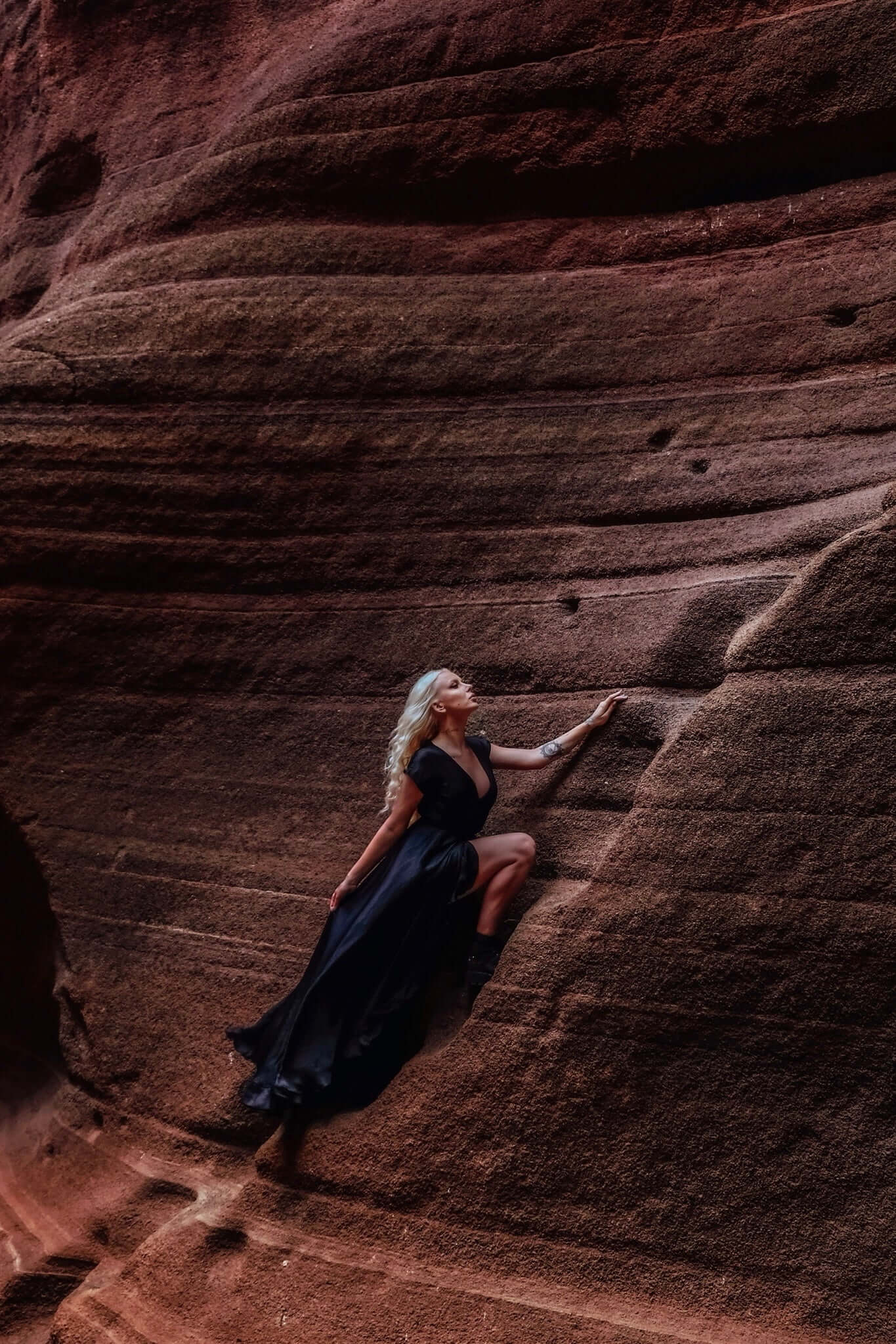 rochie lunga neagra vaporoasa cu cordon si volanase