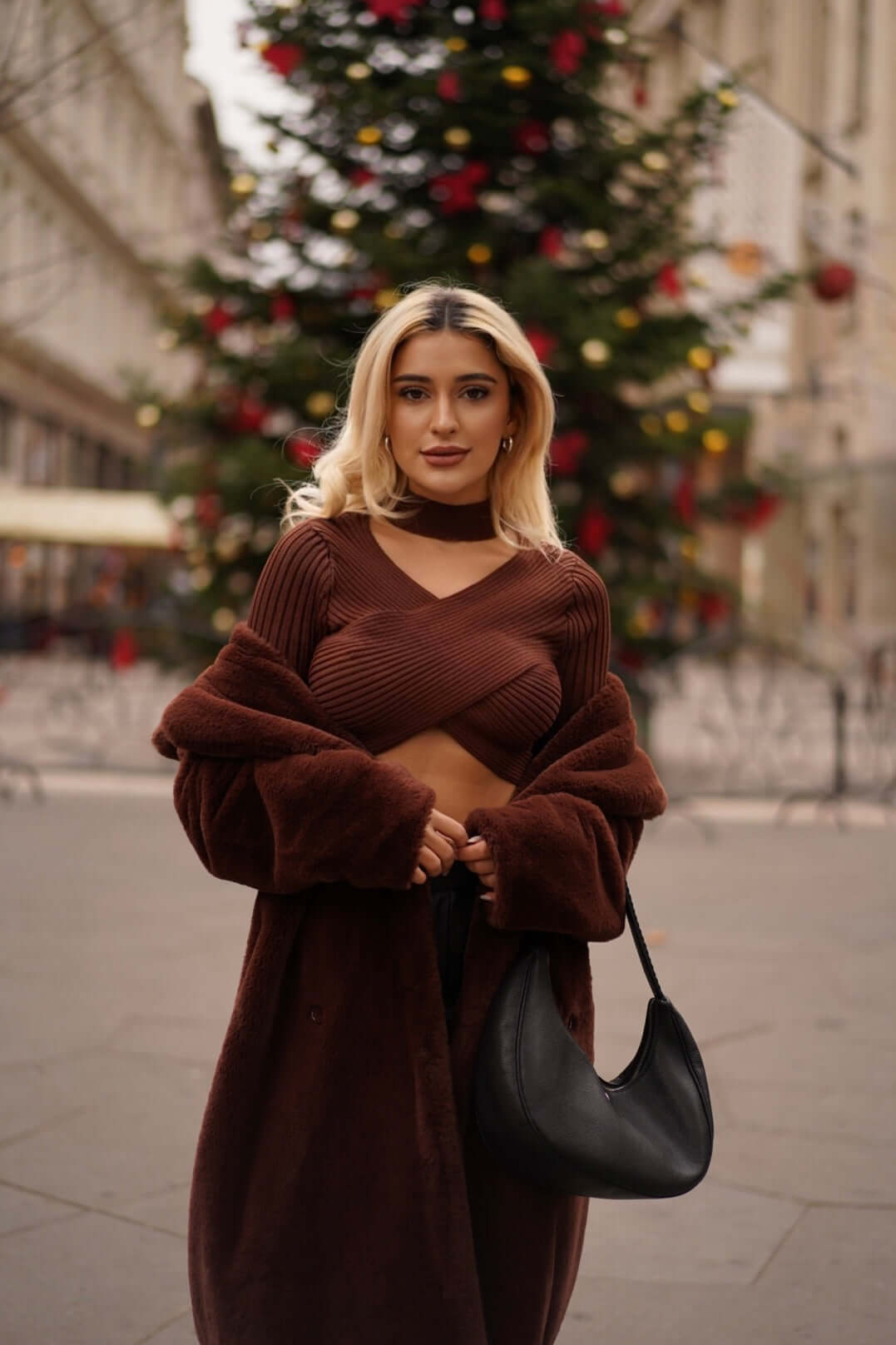 Top cu Decupaj si Choker, Maro, Yara