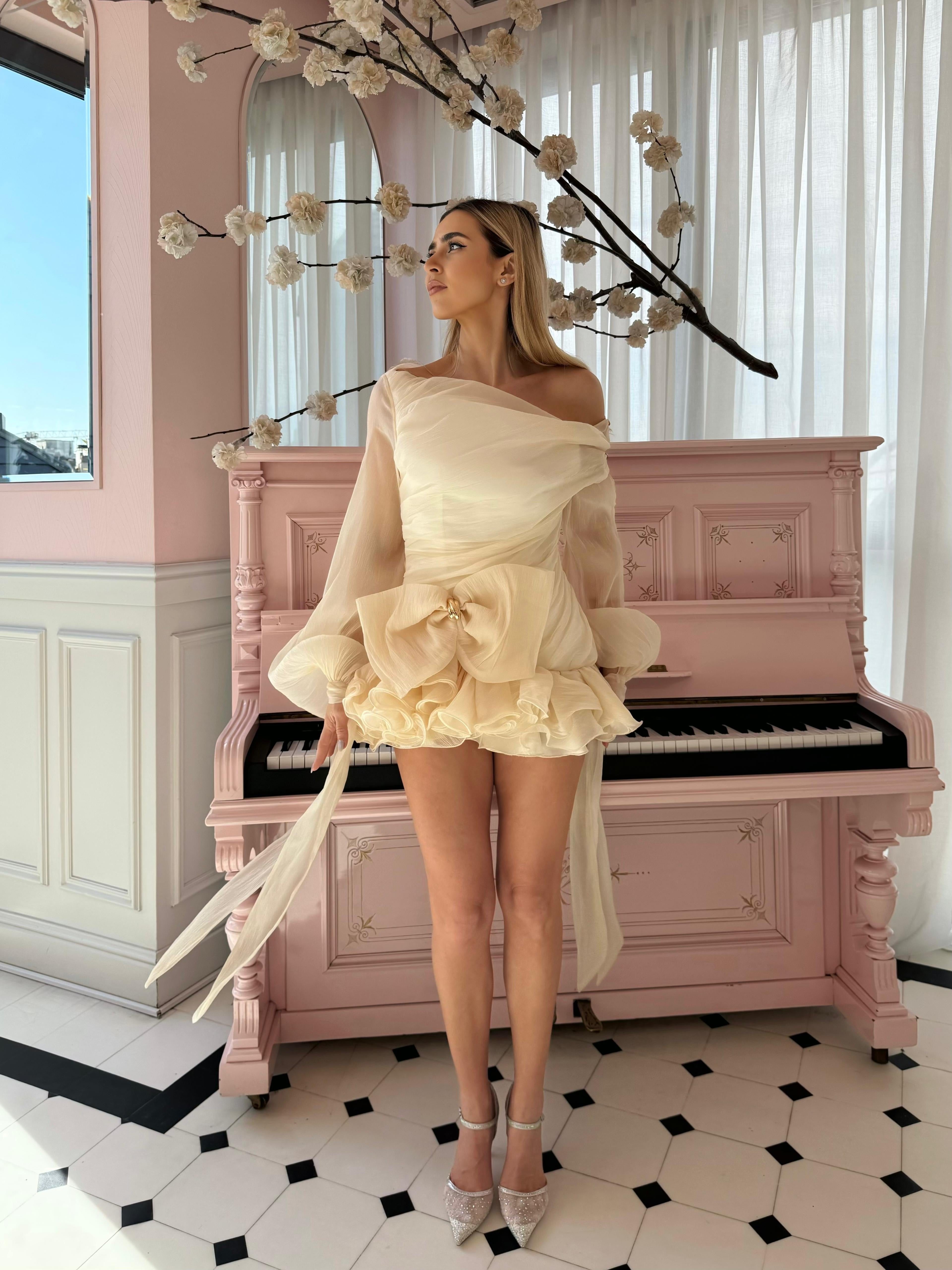 Rochie mini ivoire -champagne cu volum sculptural, fundă statement, Azalea