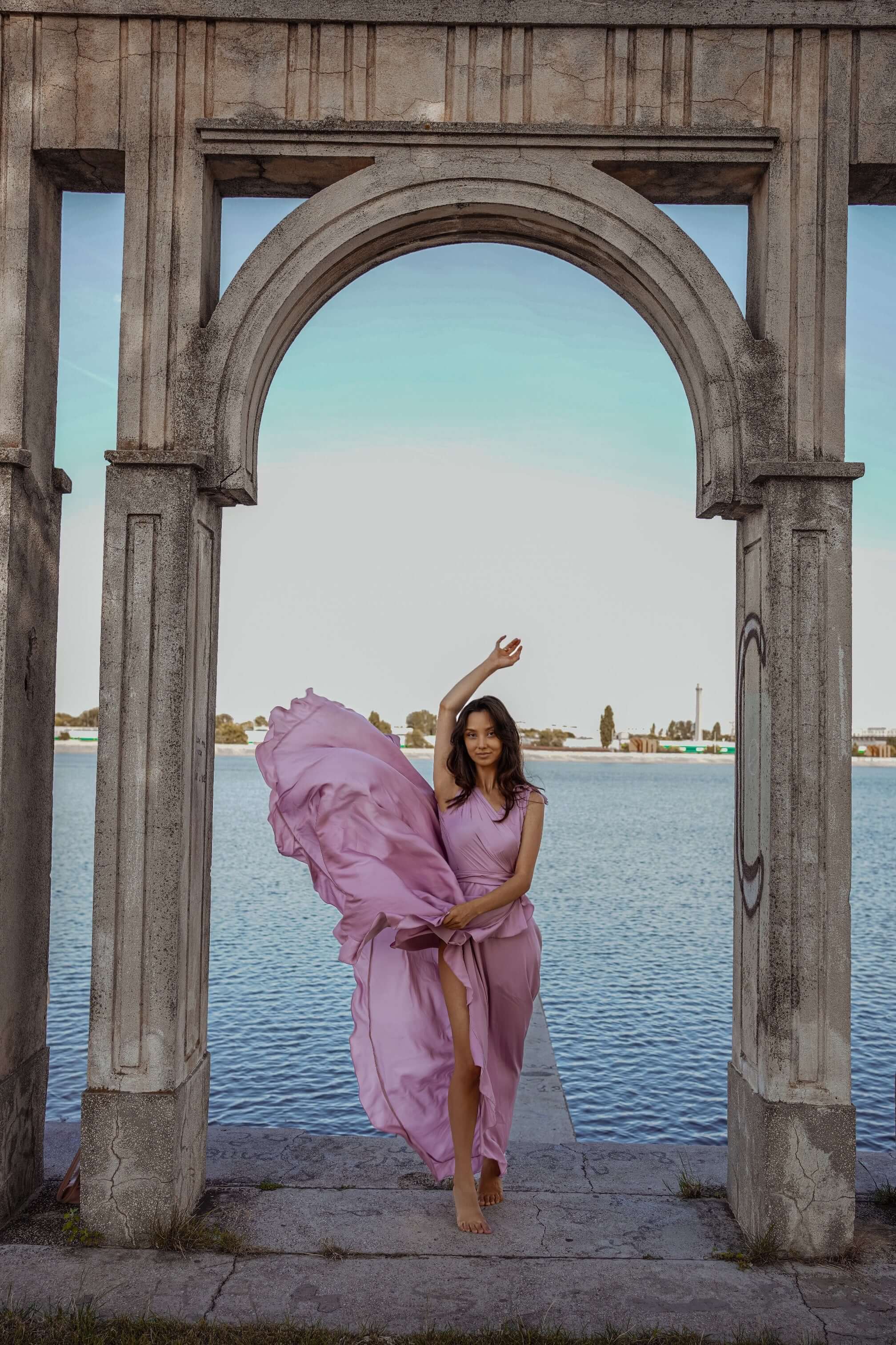 rochie lunga vaporoasa roz lila cu cordon si volanase