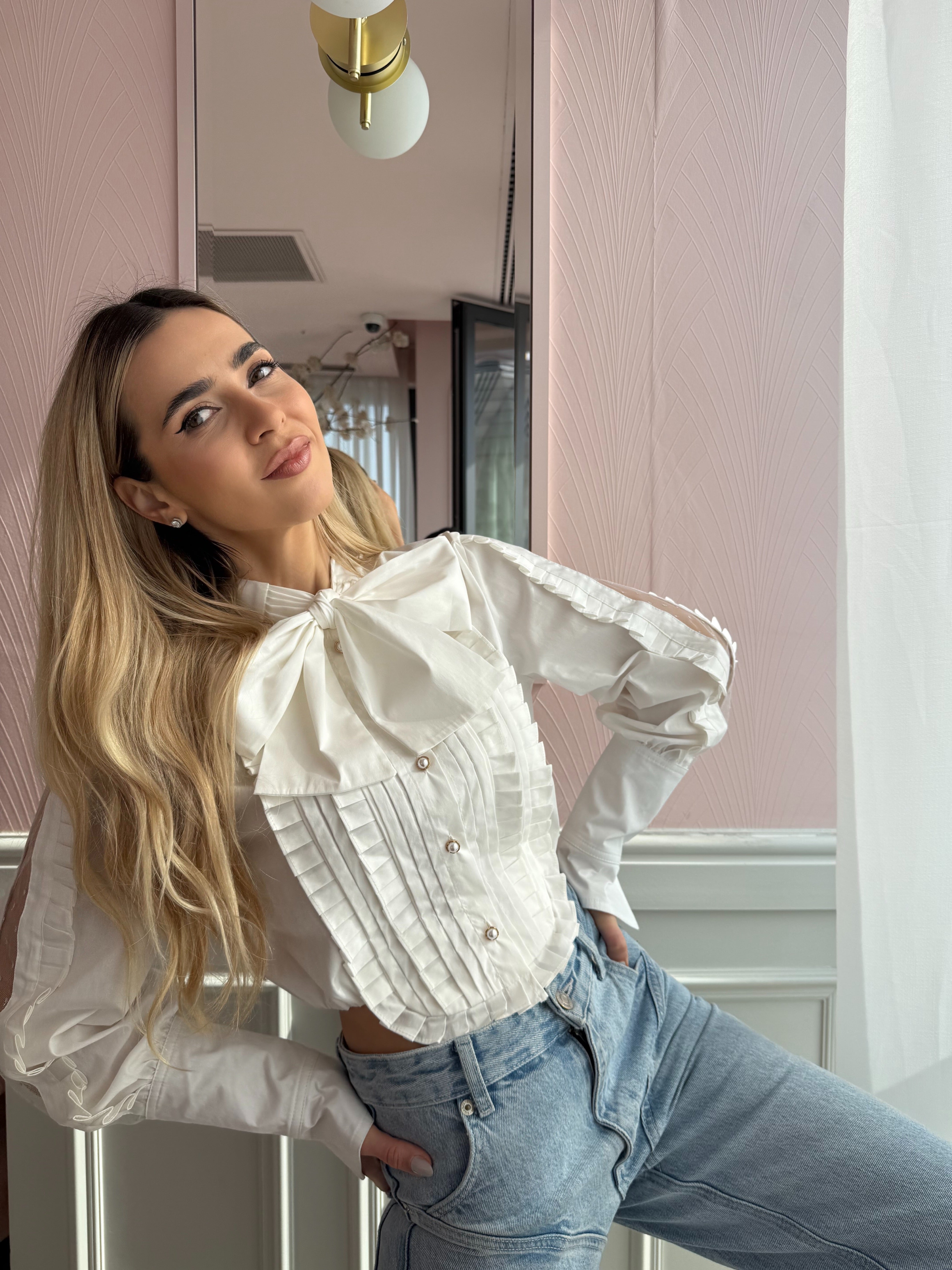 Cămașa albă cu fundă statement, pliseuri couture și inserții transparente Magnolia