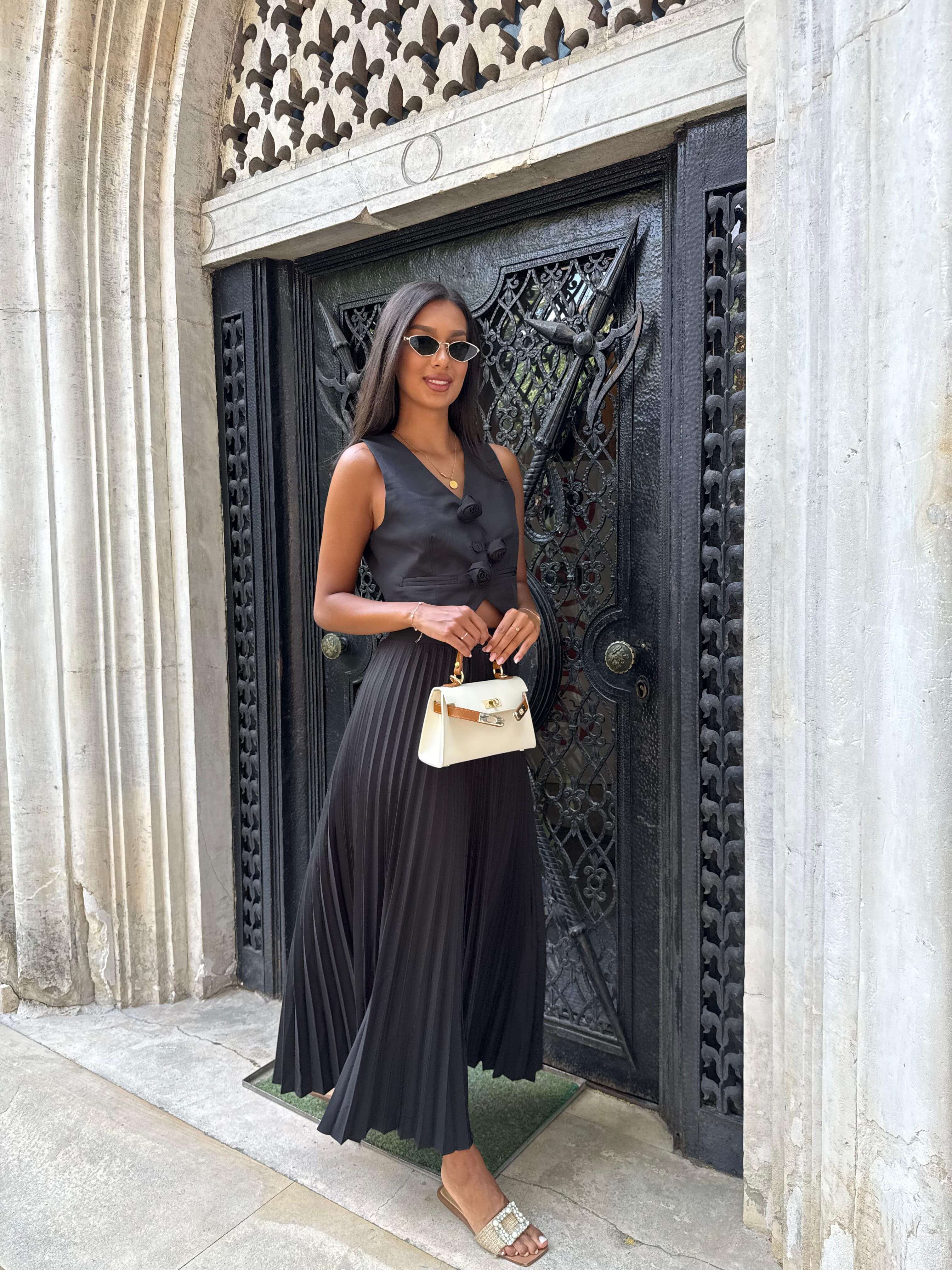 Set cu Vesta si Fusta Plisata, Negru, Muse