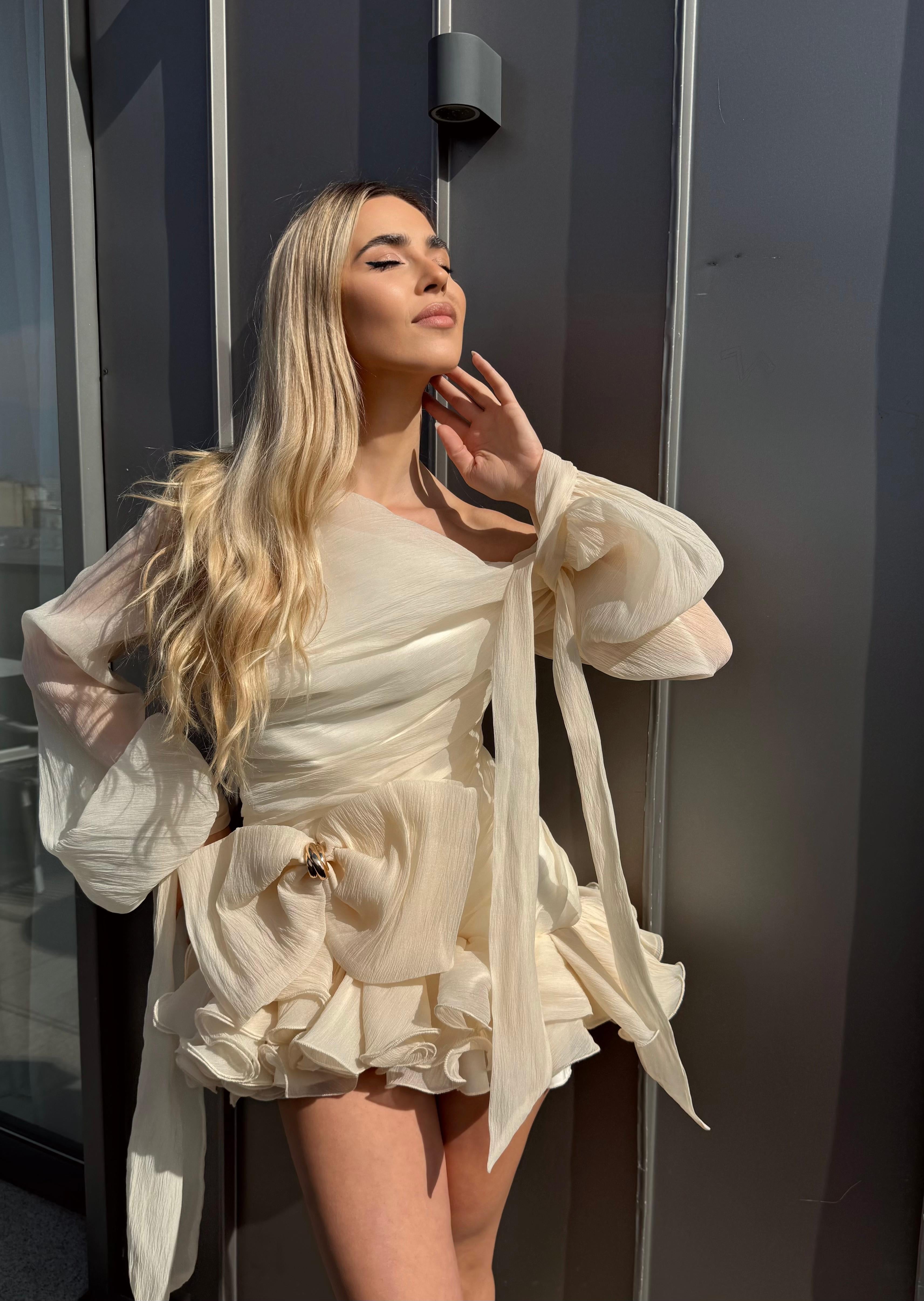 Rochie mini ivoire -champagne cu volum sculptural, fundă statement, Azalea