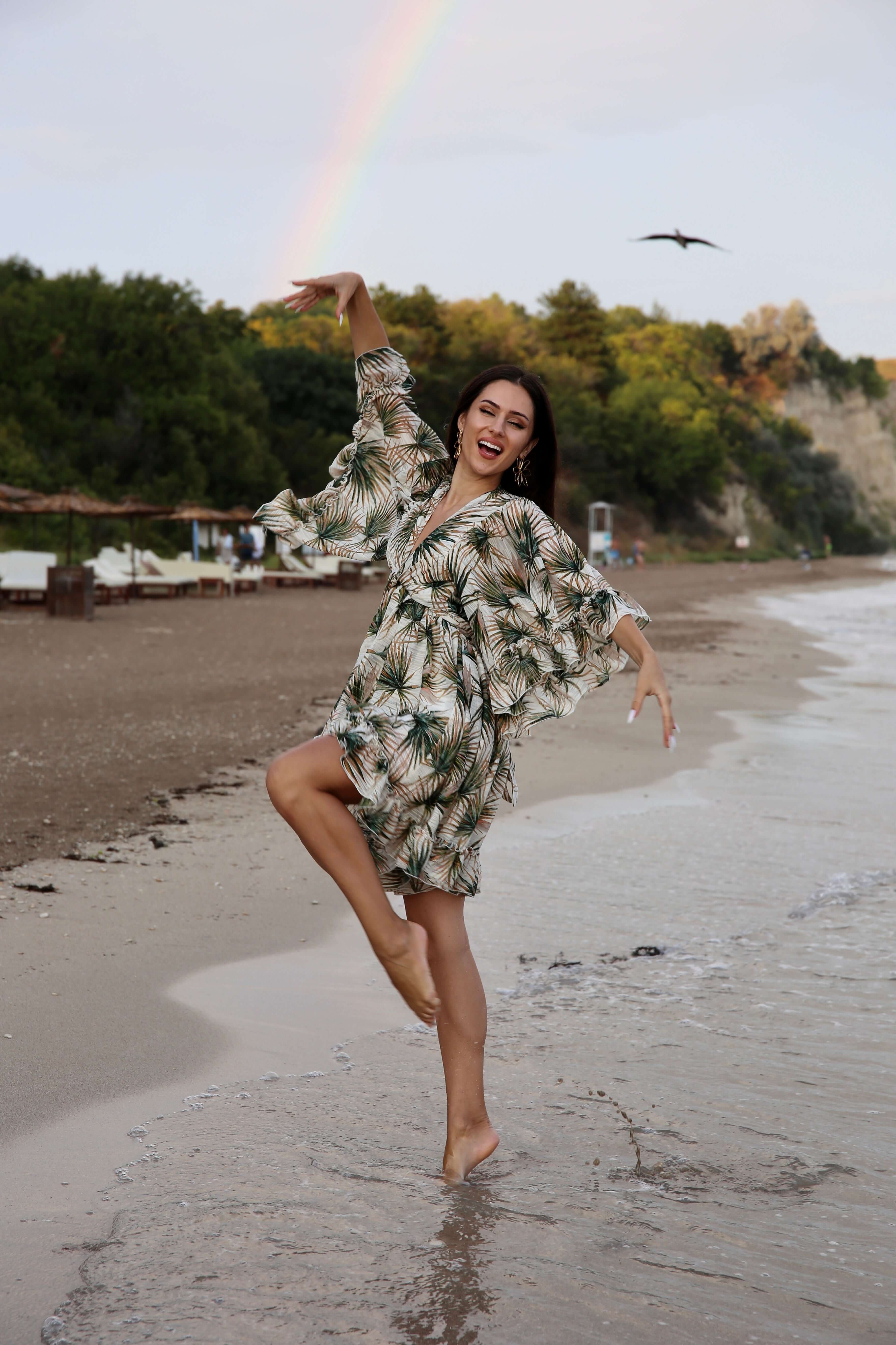 rochie scurta de plaja crem cu frunze verzi si insertii aurii cu volanase petrecuta