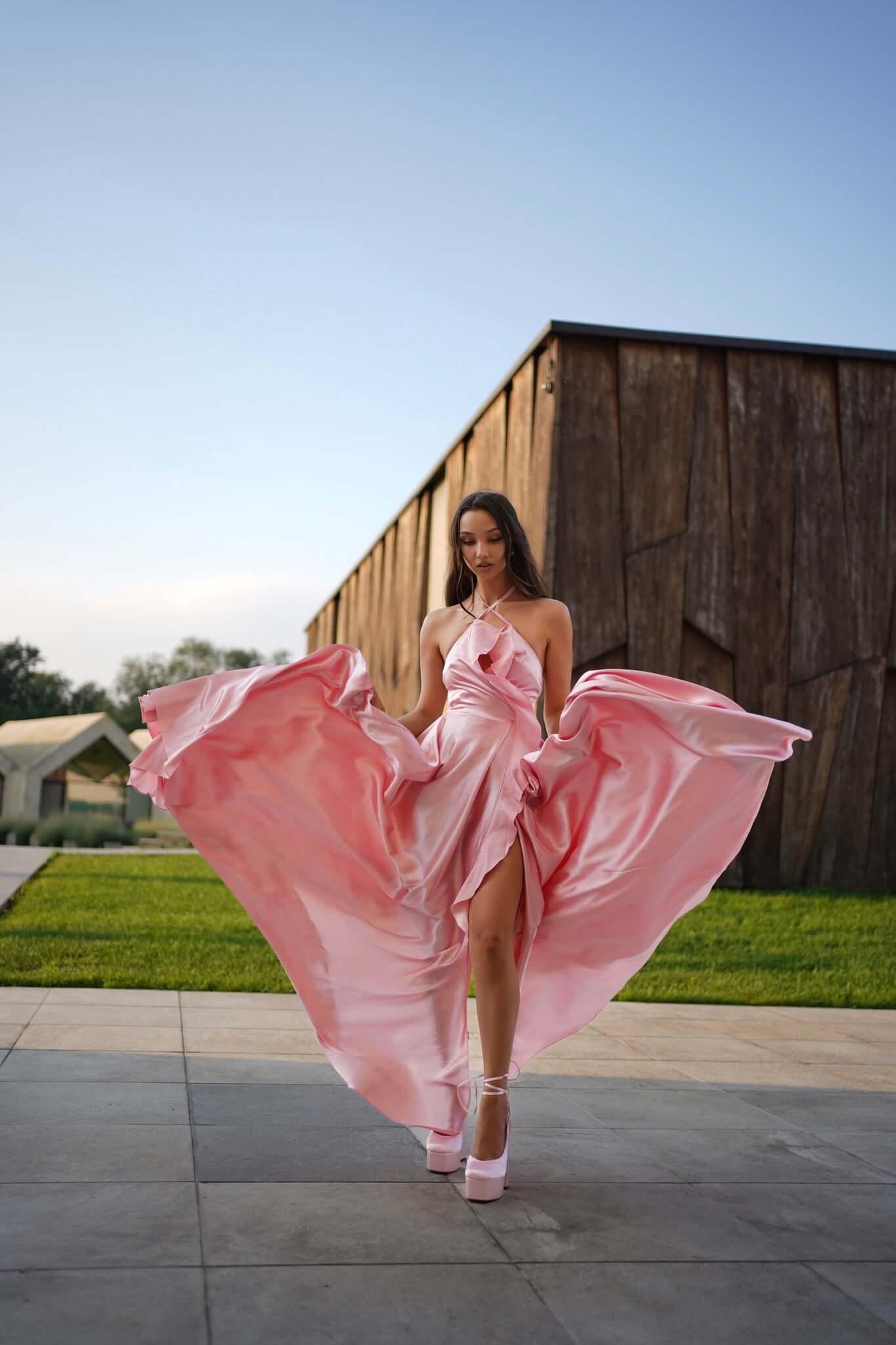 rochie lunga vaporoasa roz