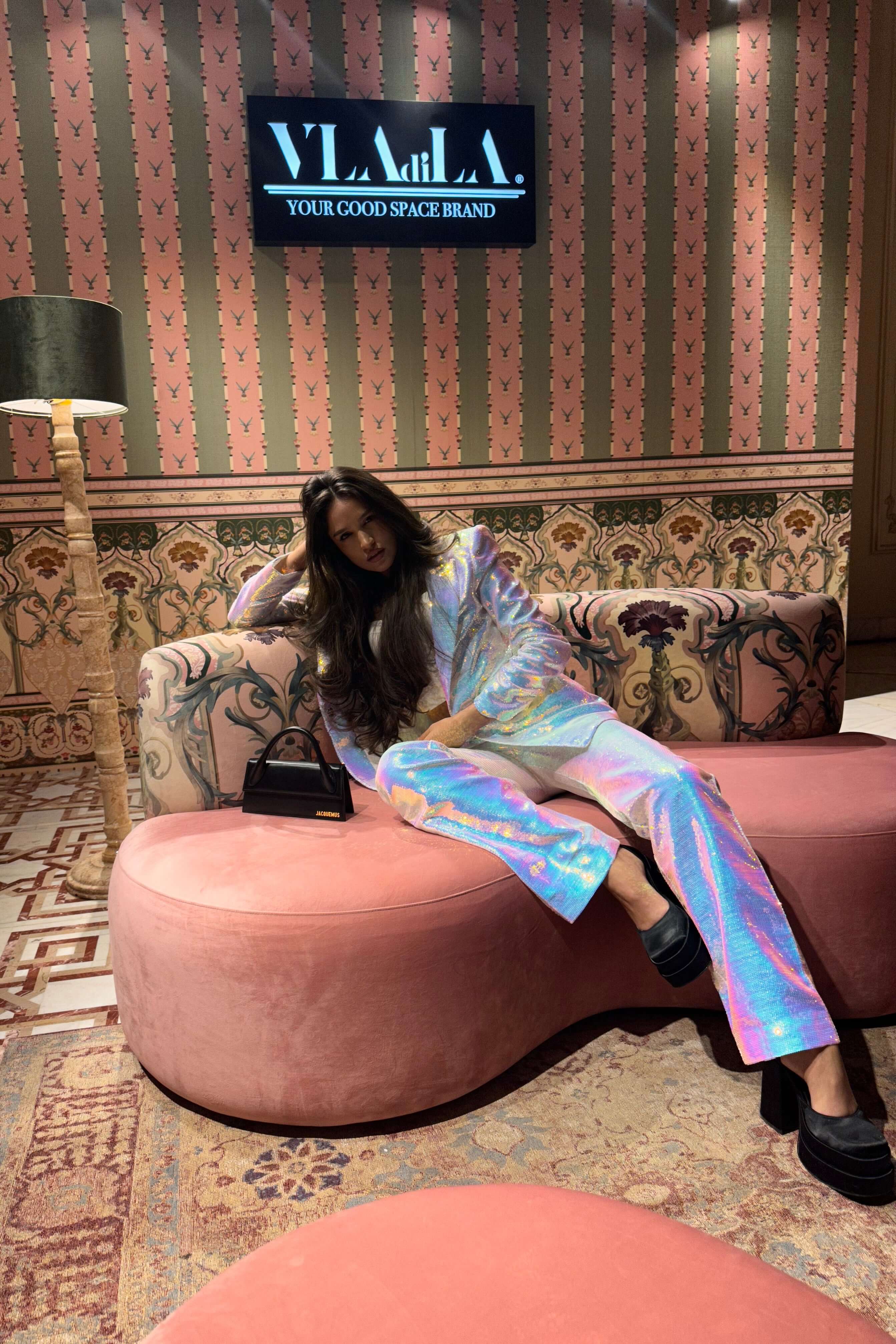 costum alb cu paiete sacou cu maneca lunga cu paiete pantaloni lungi cu paiete albe