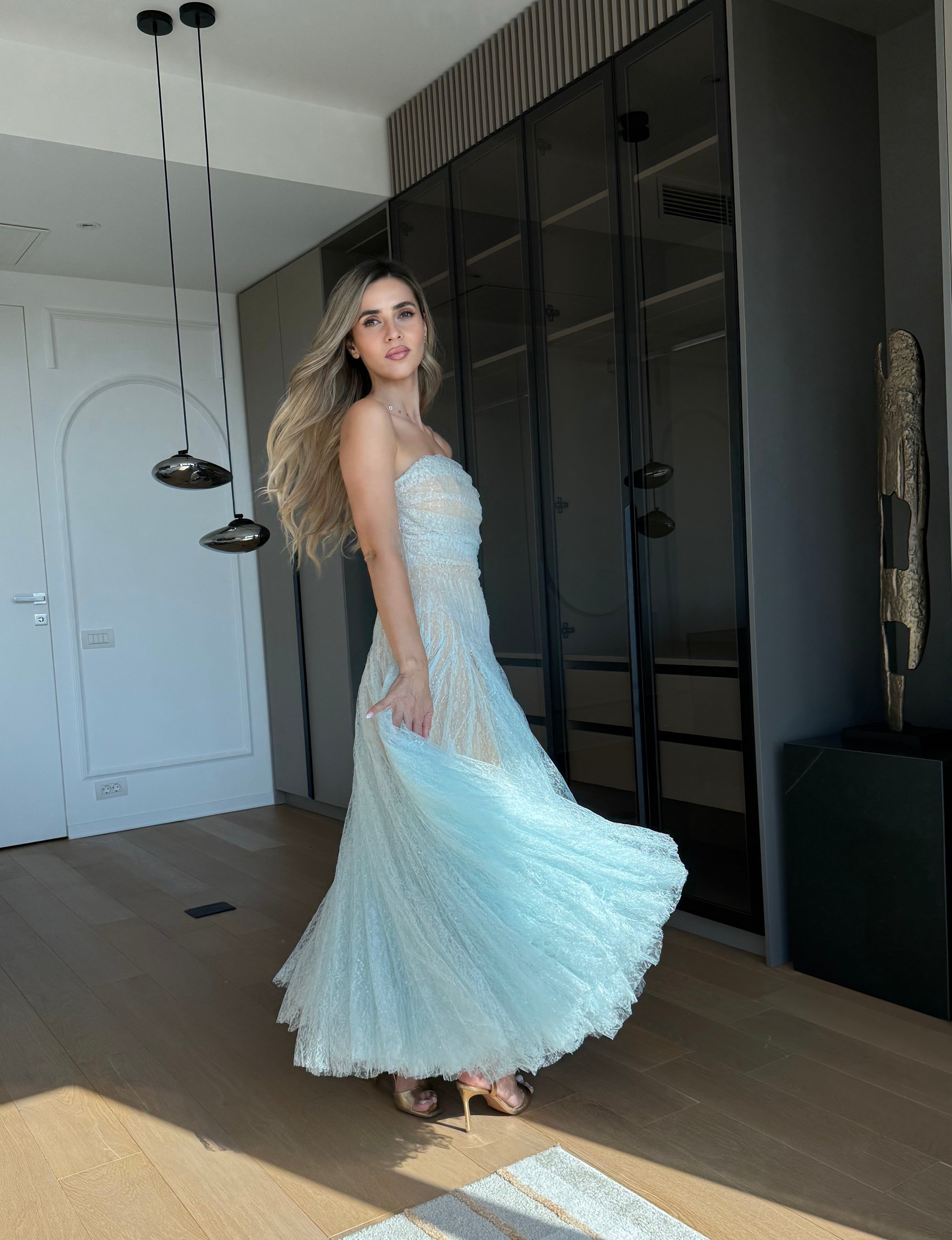 Rochie lungă elegantă din dantelă, cu bust drapat fără bretele și fustă amplă Apolline Céleste
