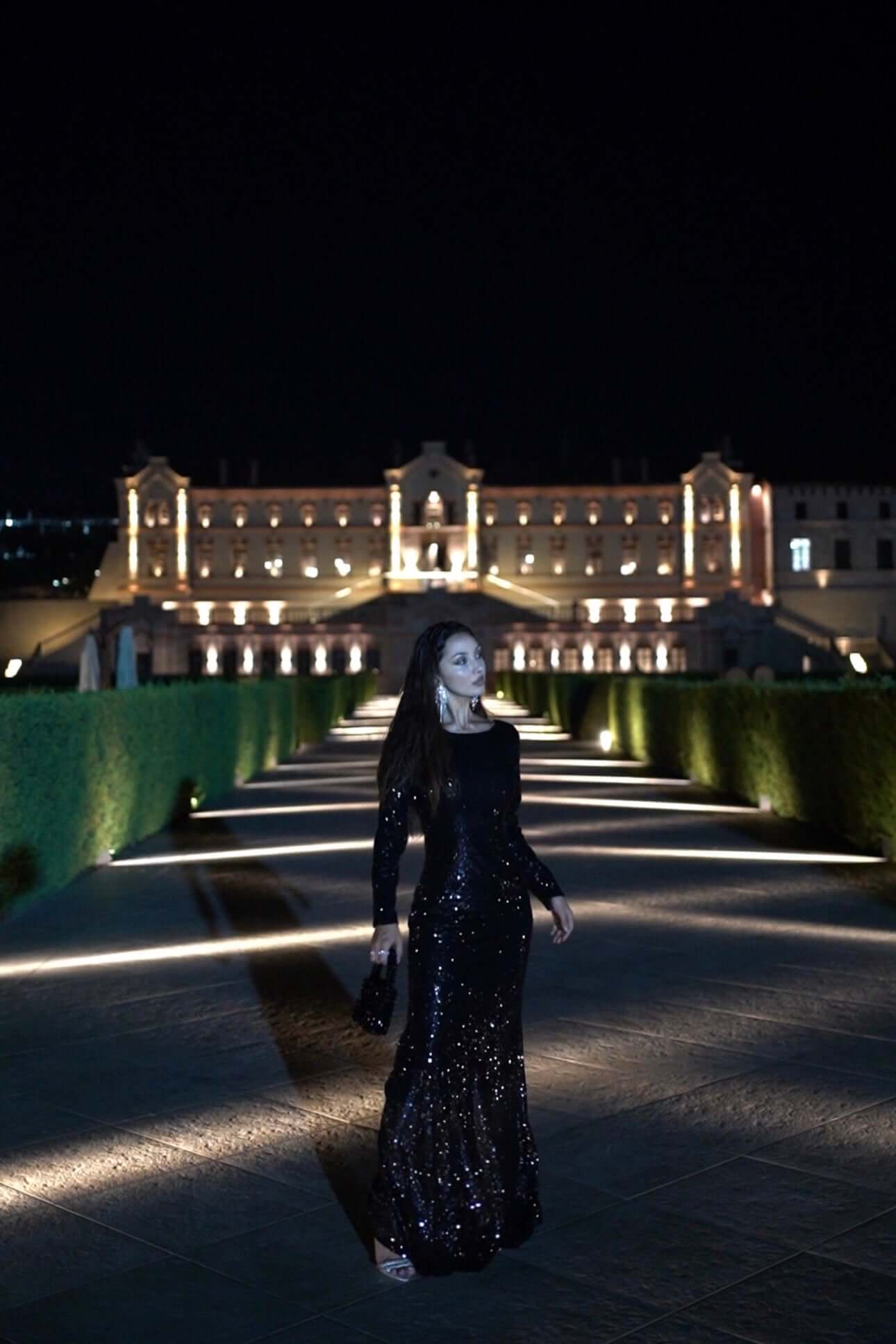 rochie lunga mulata neagra cu paiete maneca lunga