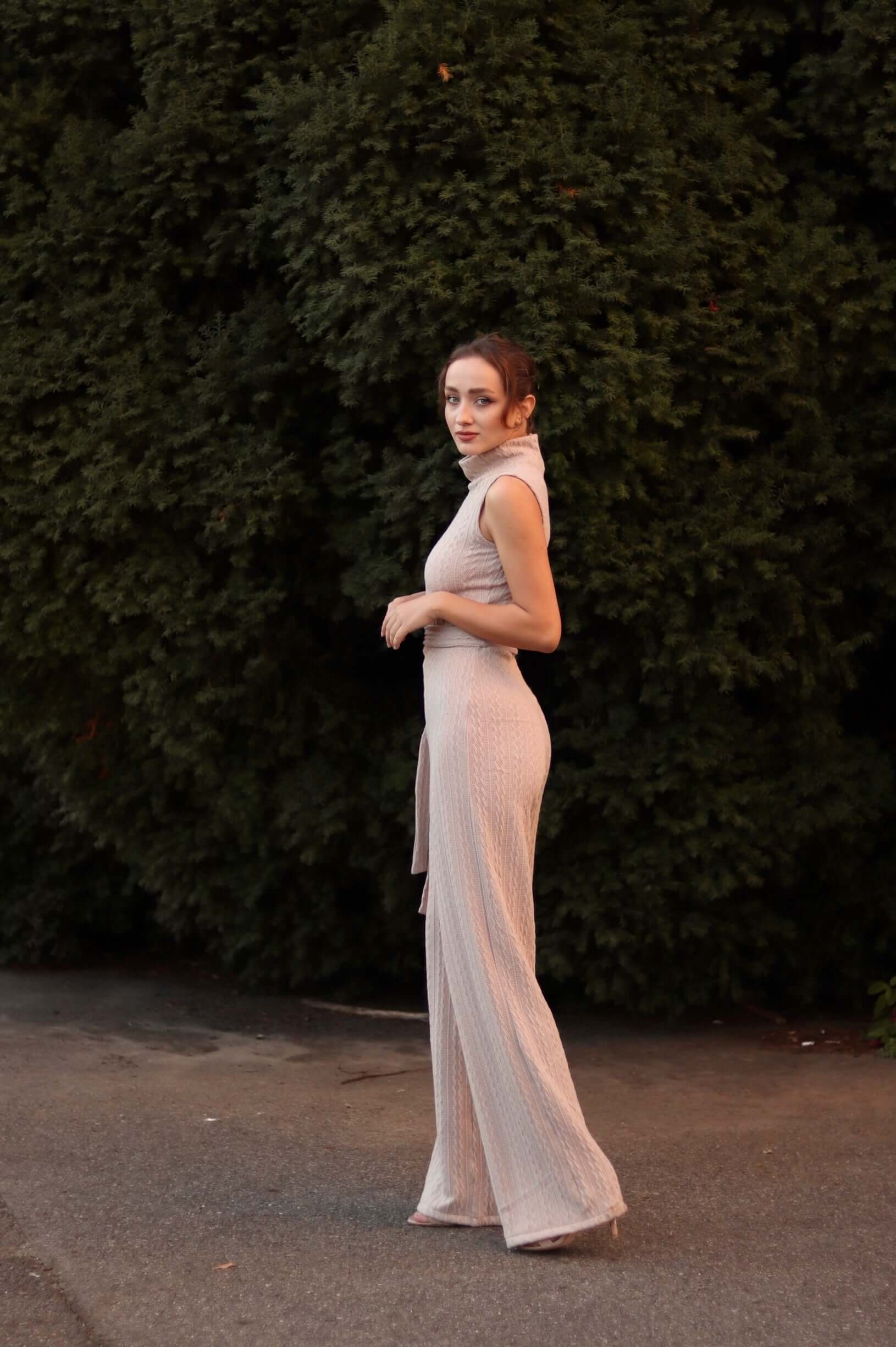 salopeta crem bej crosetata pantaloni lungi