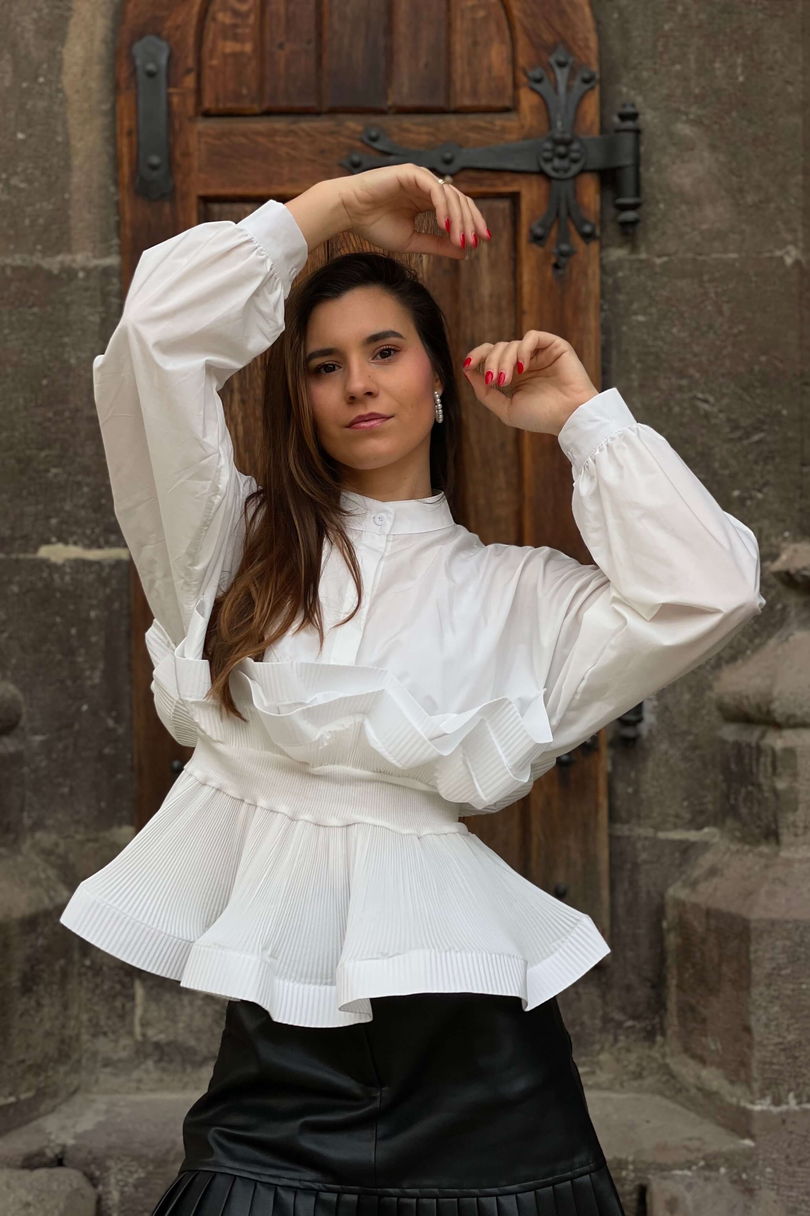 camasa alba cu volane si maneca lunga