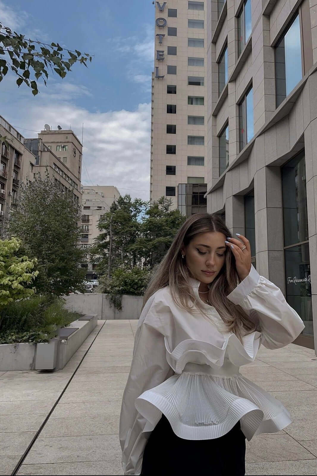 camasa alba cu volane si maneca lunga