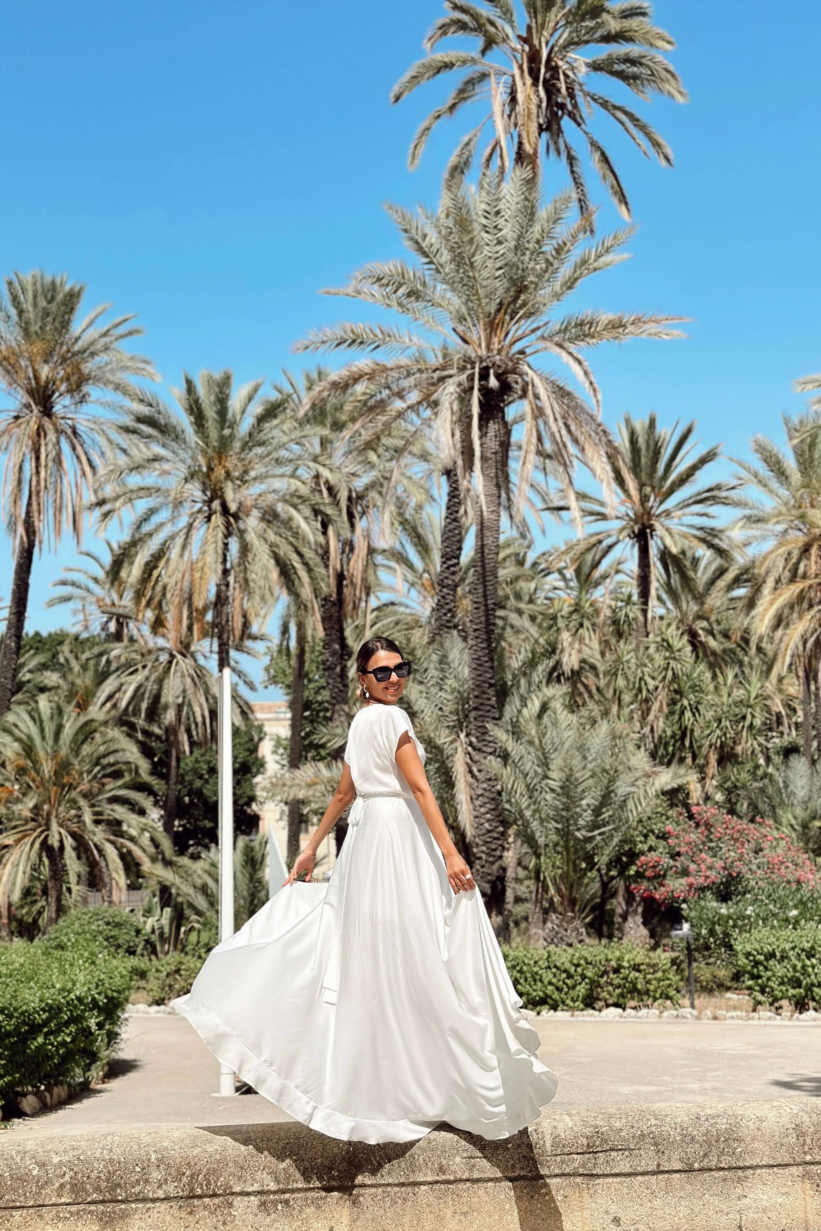 rochie lunga alba vaporoasa cu cordon si volanase