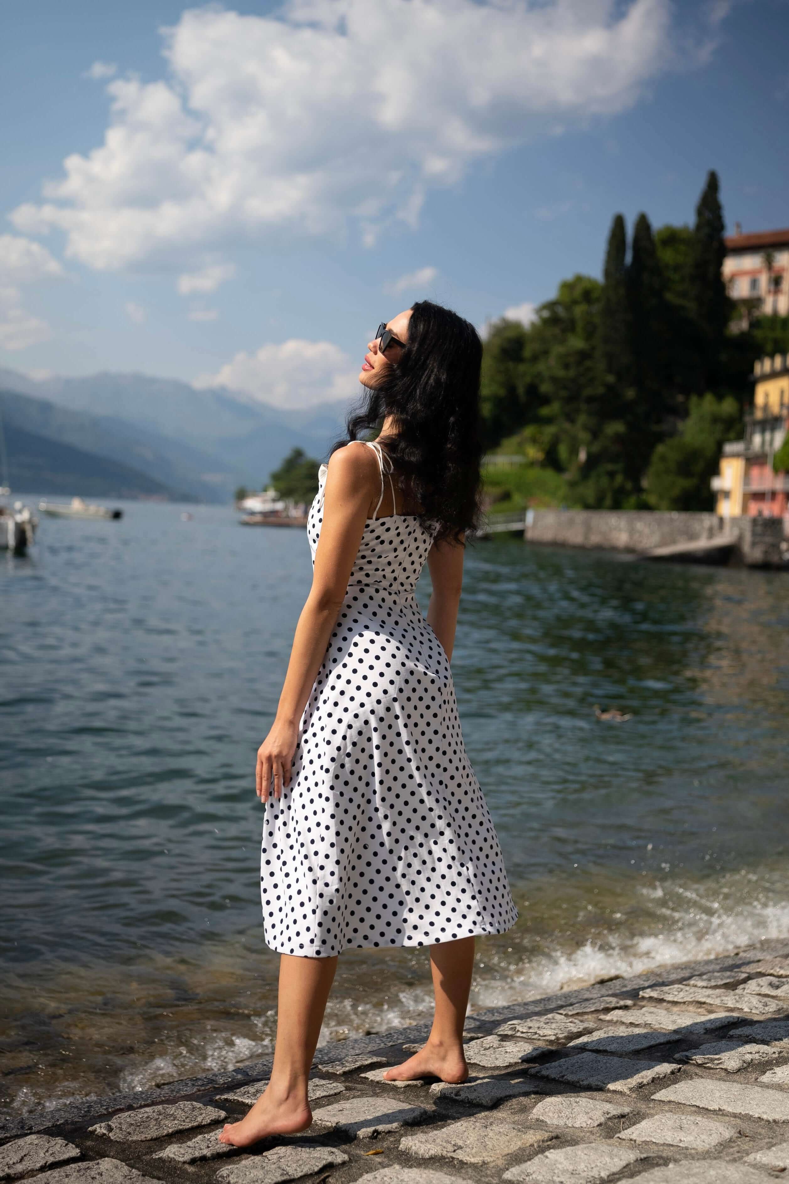 rochie alba cu buline negre cu corset si crapatura