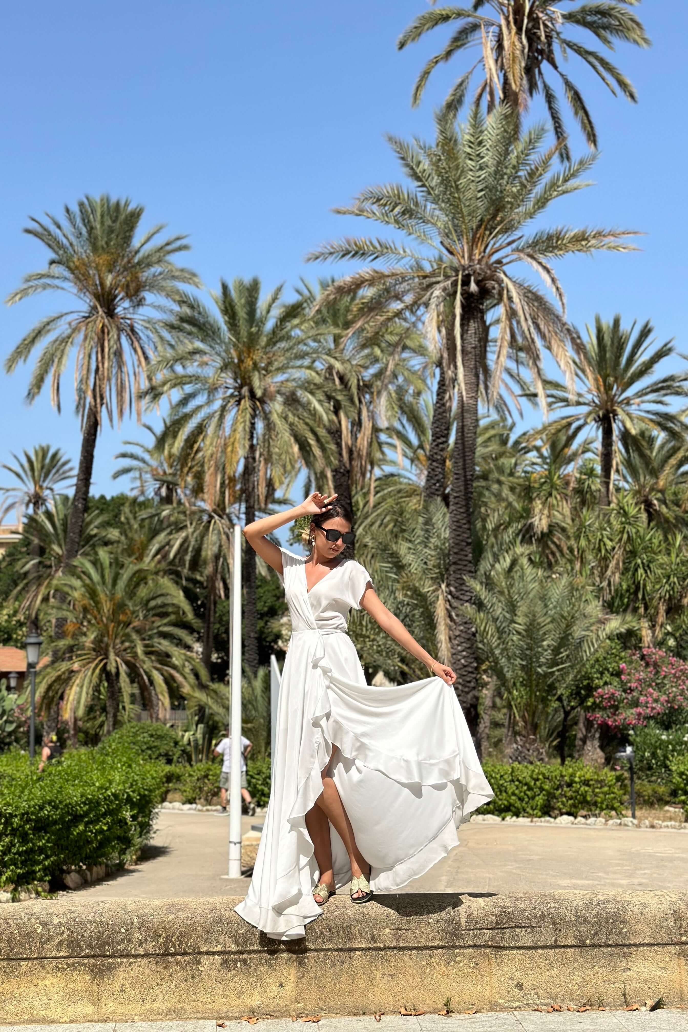 rochie lunga alba vaporoasa cu cordon si volanase