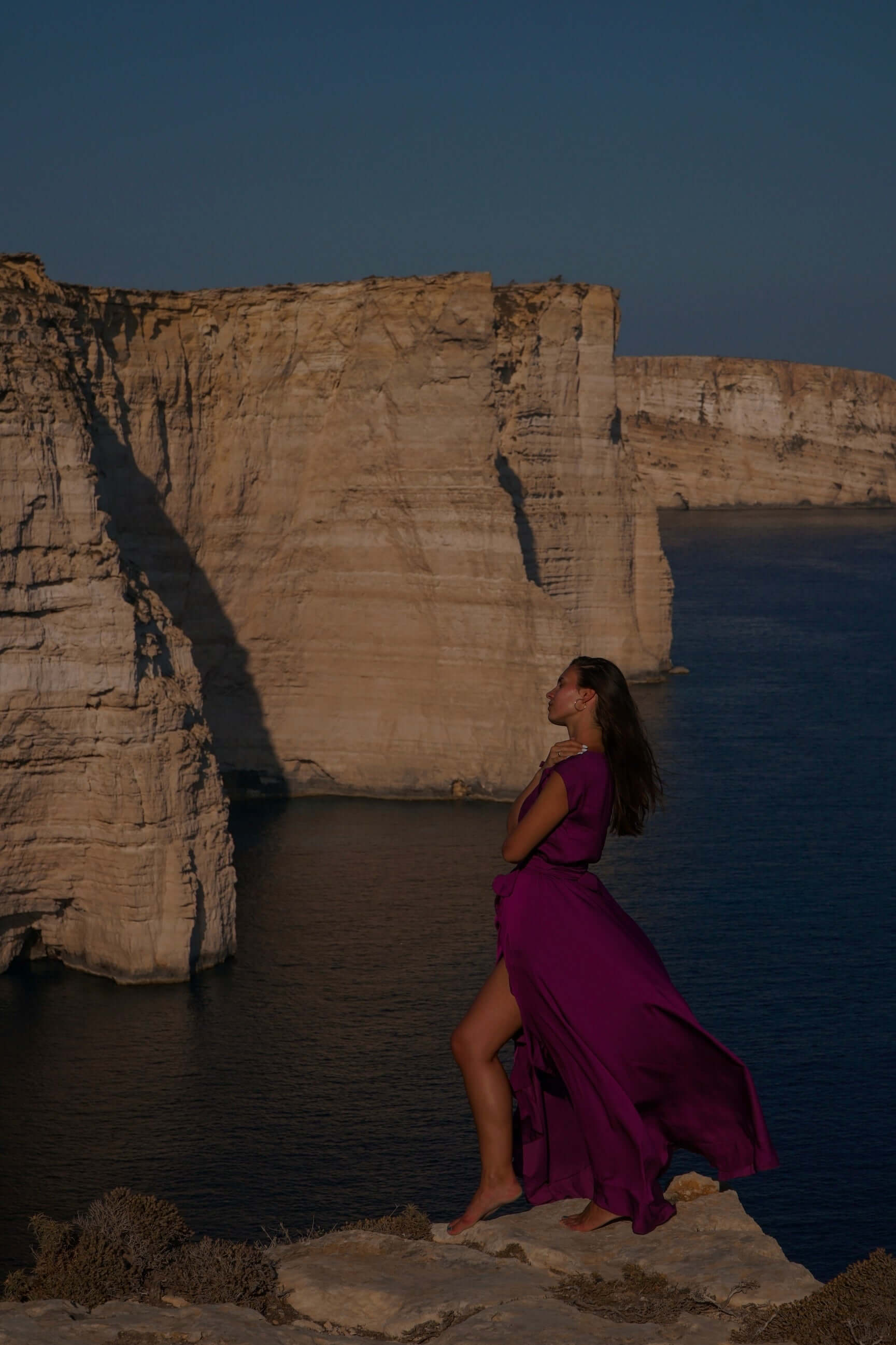 rochie lunga vaporoasa mov cu cordon si volanase