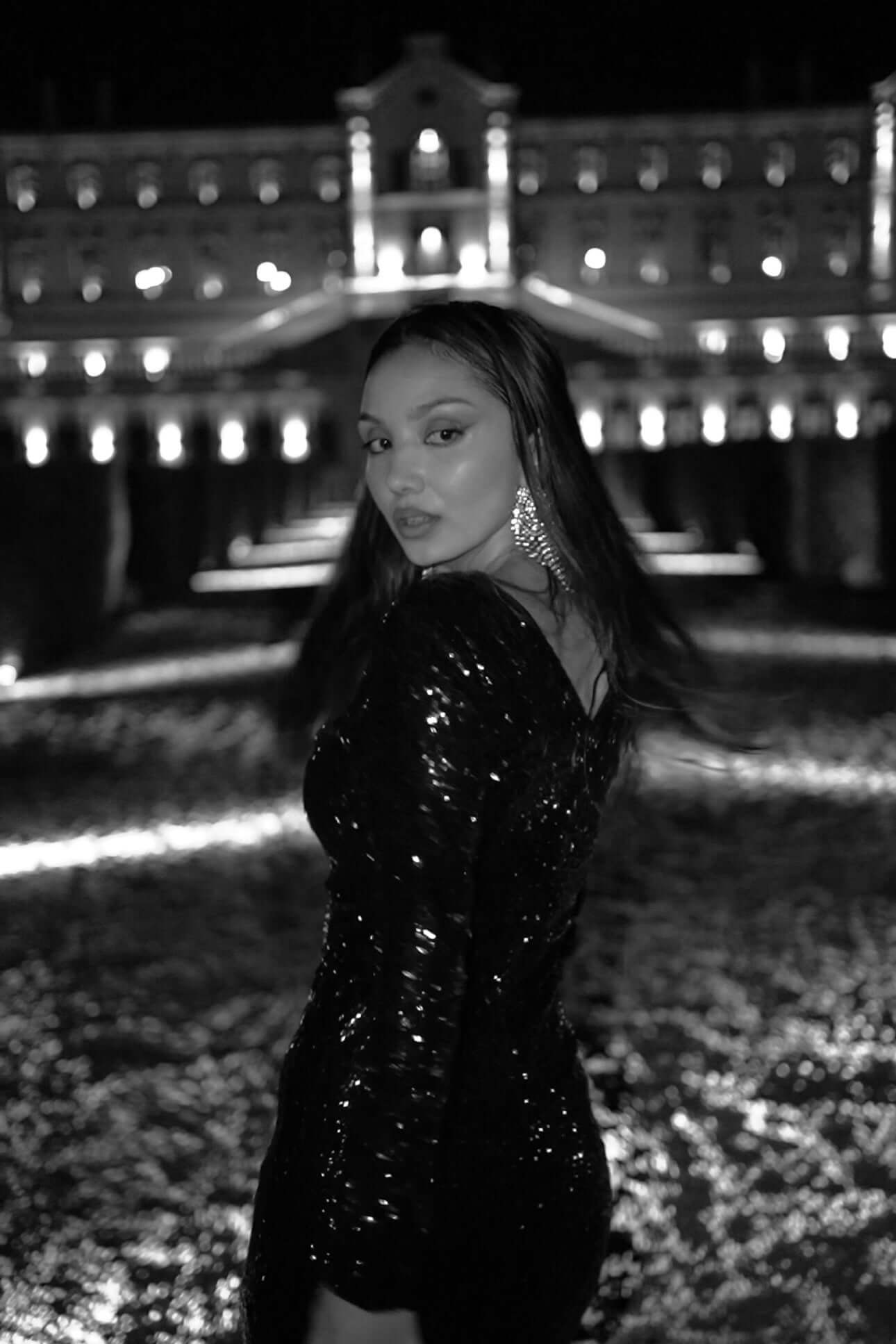 rochie lunga mulata neagra cu paiete maneca lunga