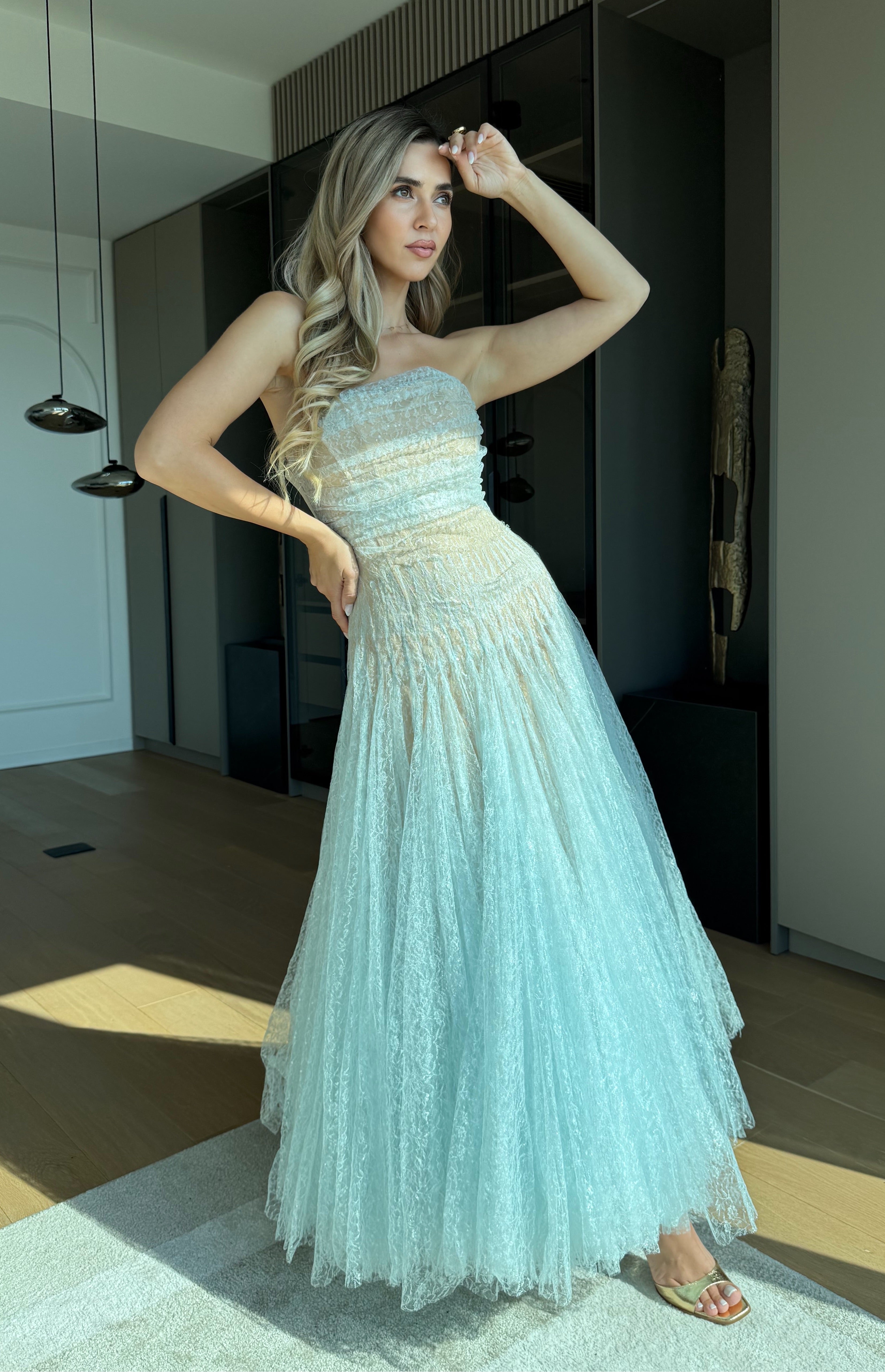 Rochie lungă elegantă din dantelă, cu bust drapat fără bretele și fustă amplă Apolline Céleste