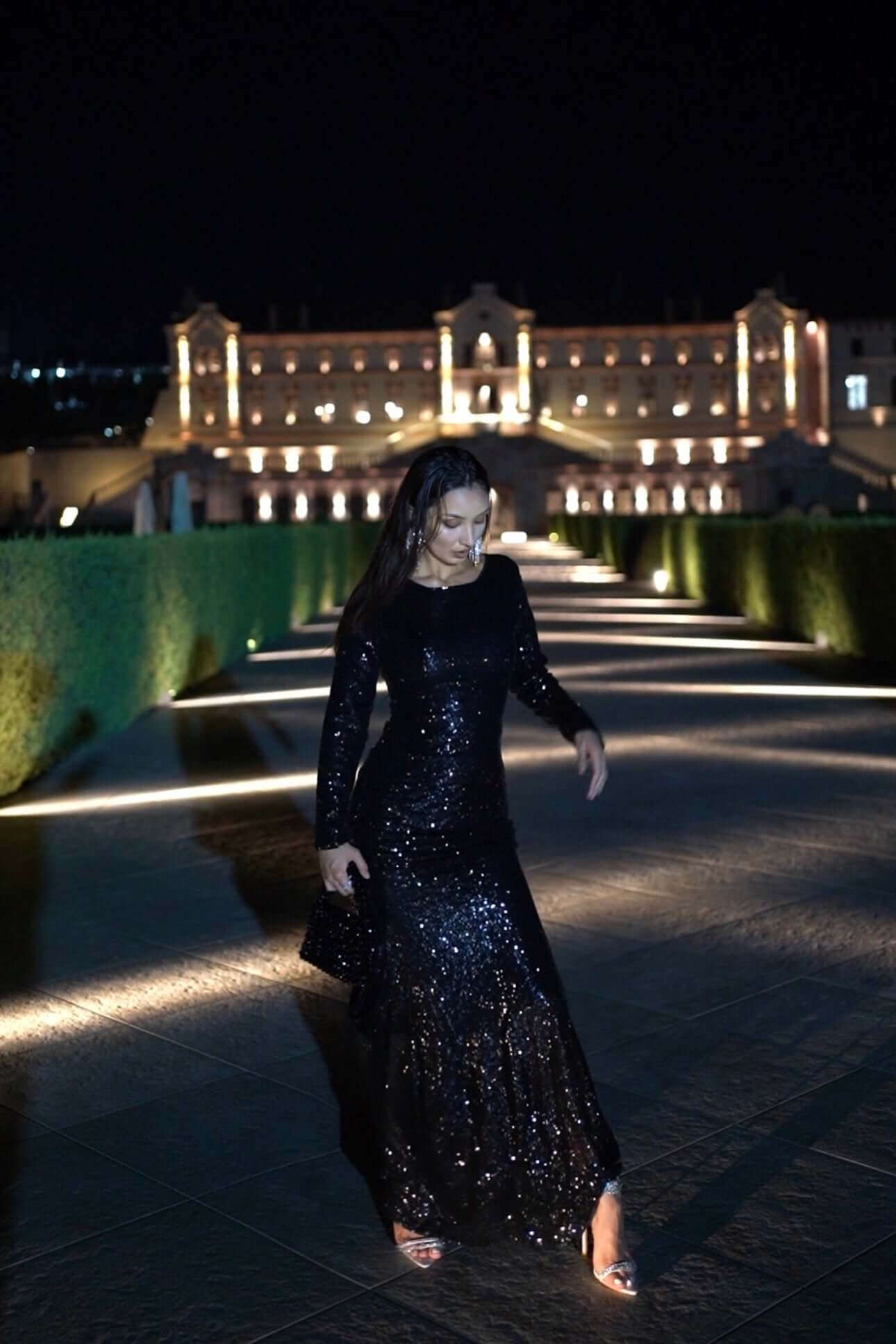 rochie lunga mulata neagra cu paiete maneca lunga