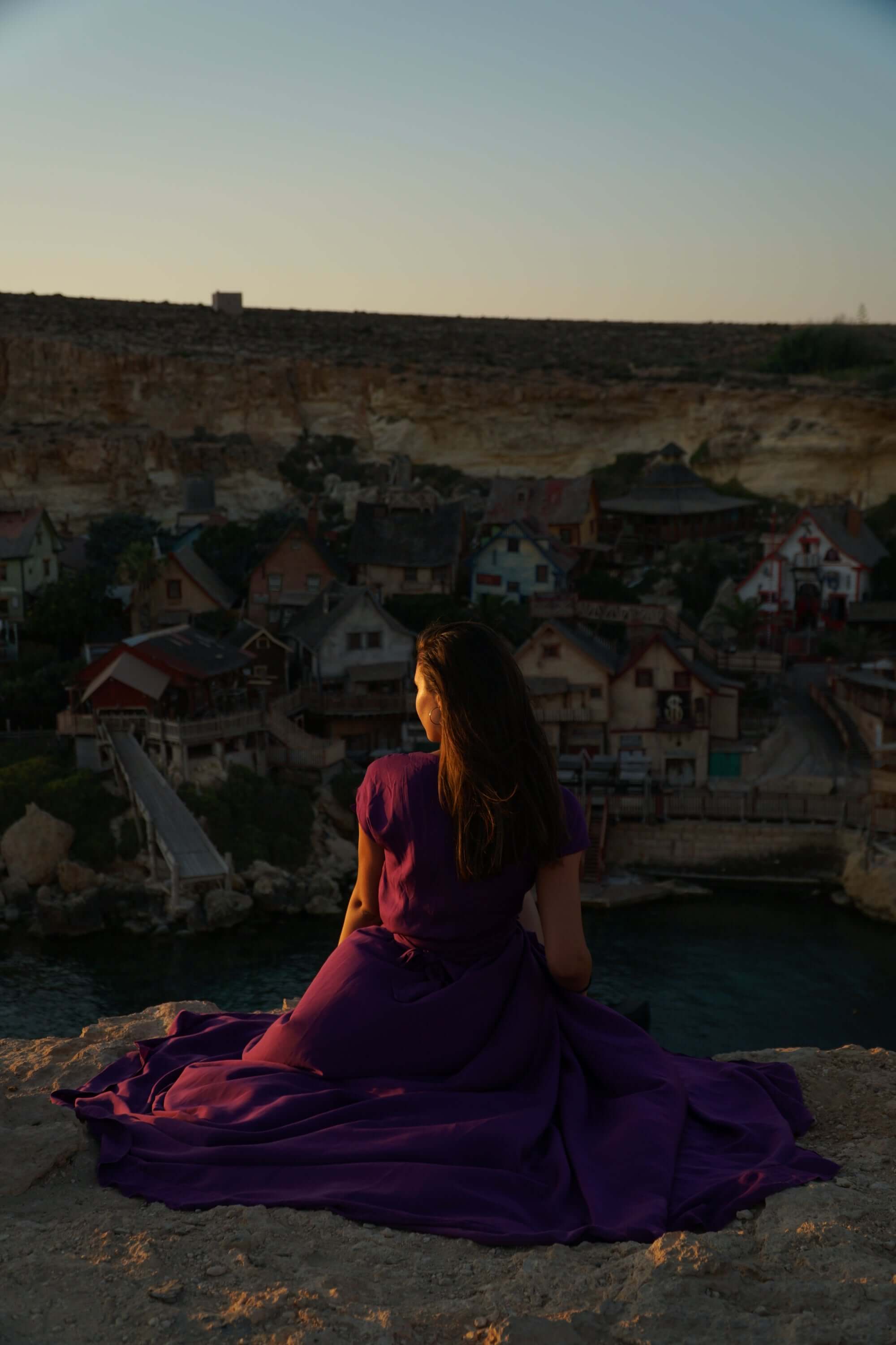 rochie lunga vaporoasa mov cu cordon si volanase