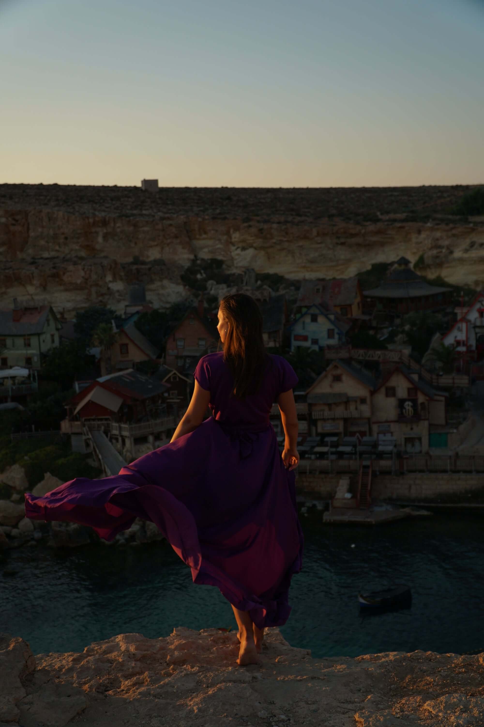 rochie lunga vaporoasa mov cu cordon si volanase