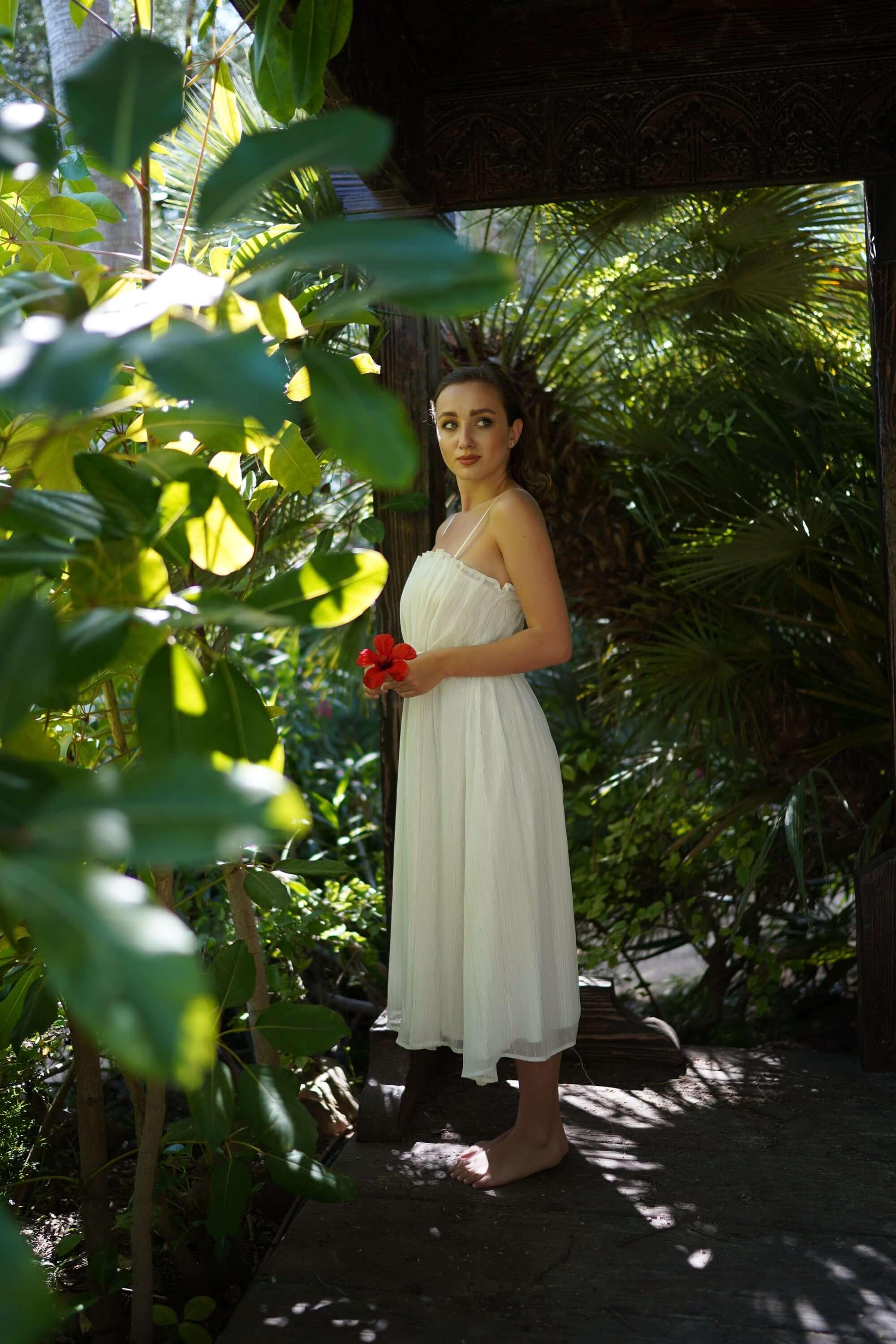 rochie alba lunga larga sclipitoare