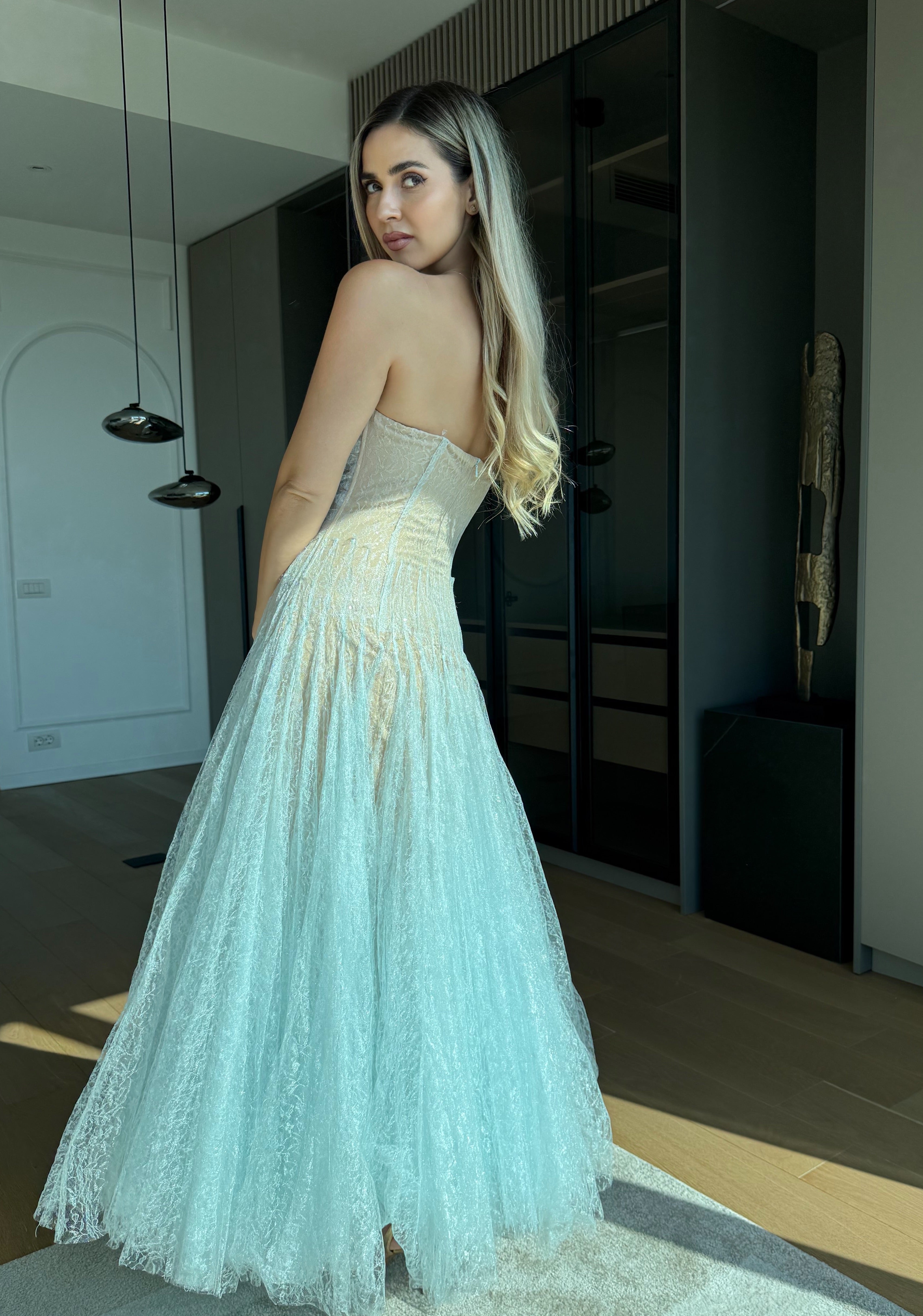 Rochie lungă elegantă din dantelă, cu bust drapat fără bretele și fustă amplă Apolline Céleste