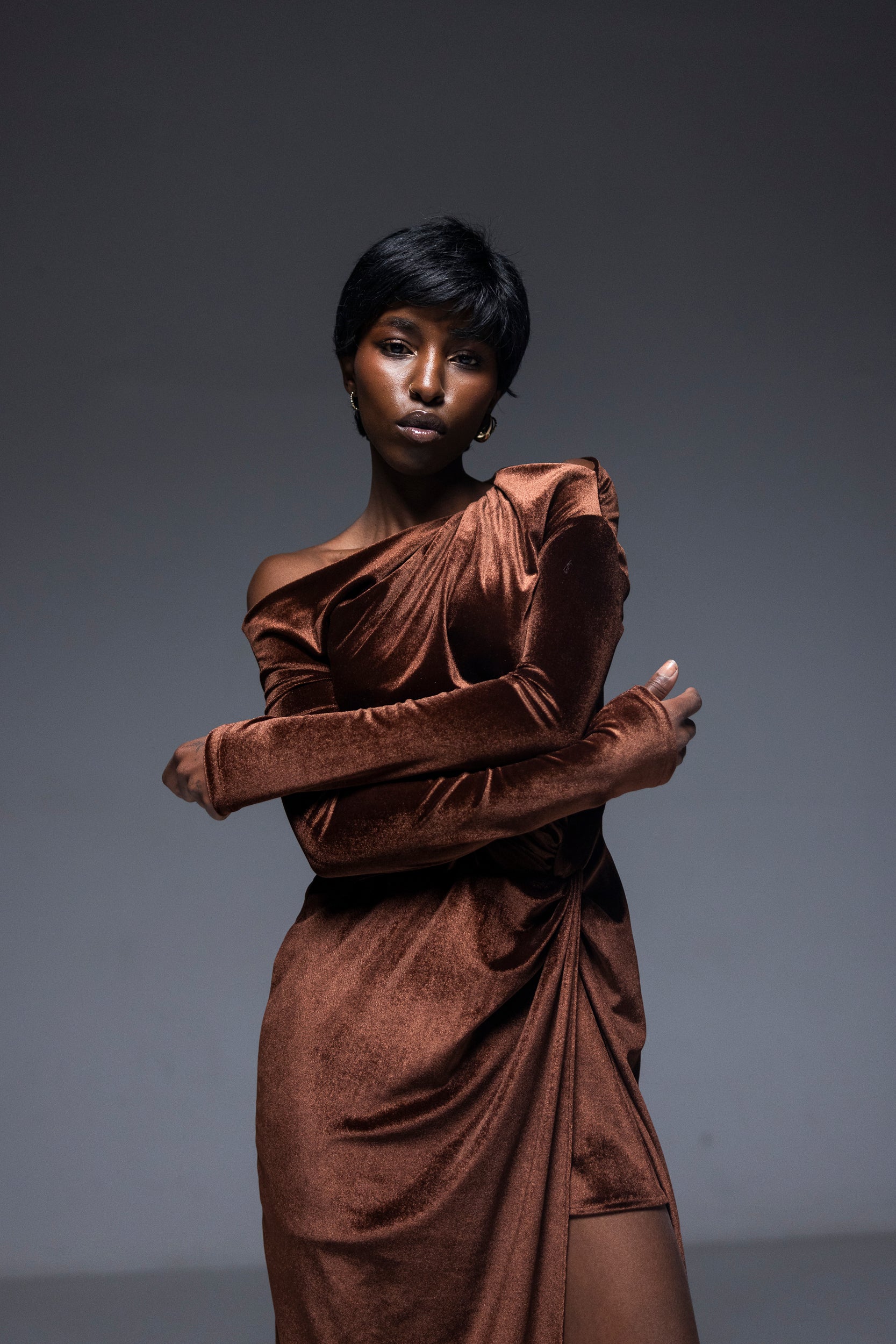 Rochie catifea cu drapaj, maro castaniu, Arlu