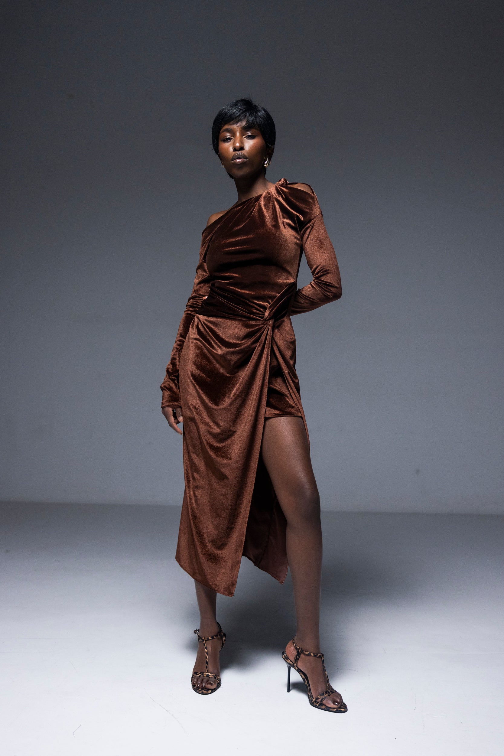 Rochie catifea cu drapaj, maro castaniu, Arlu