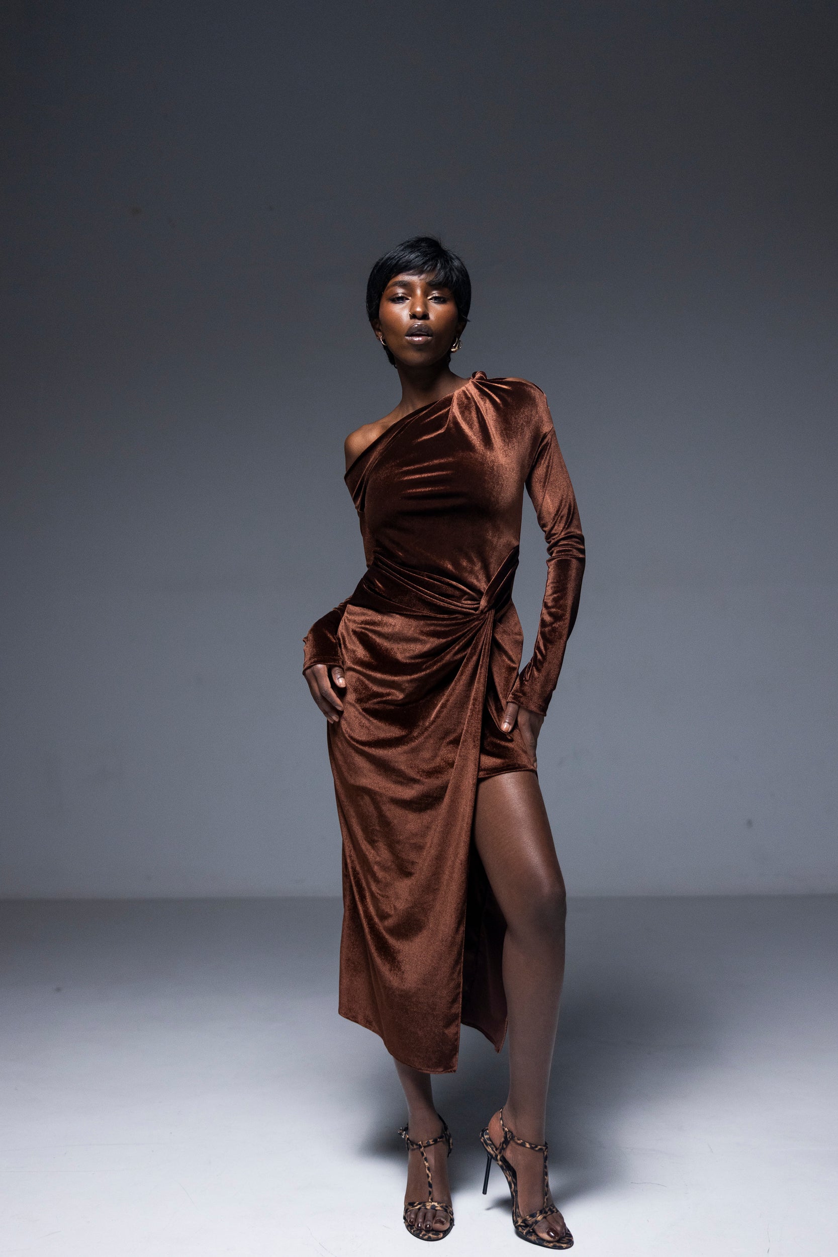 Rochie catifea cu drapaj, maro castaniu, Arlu