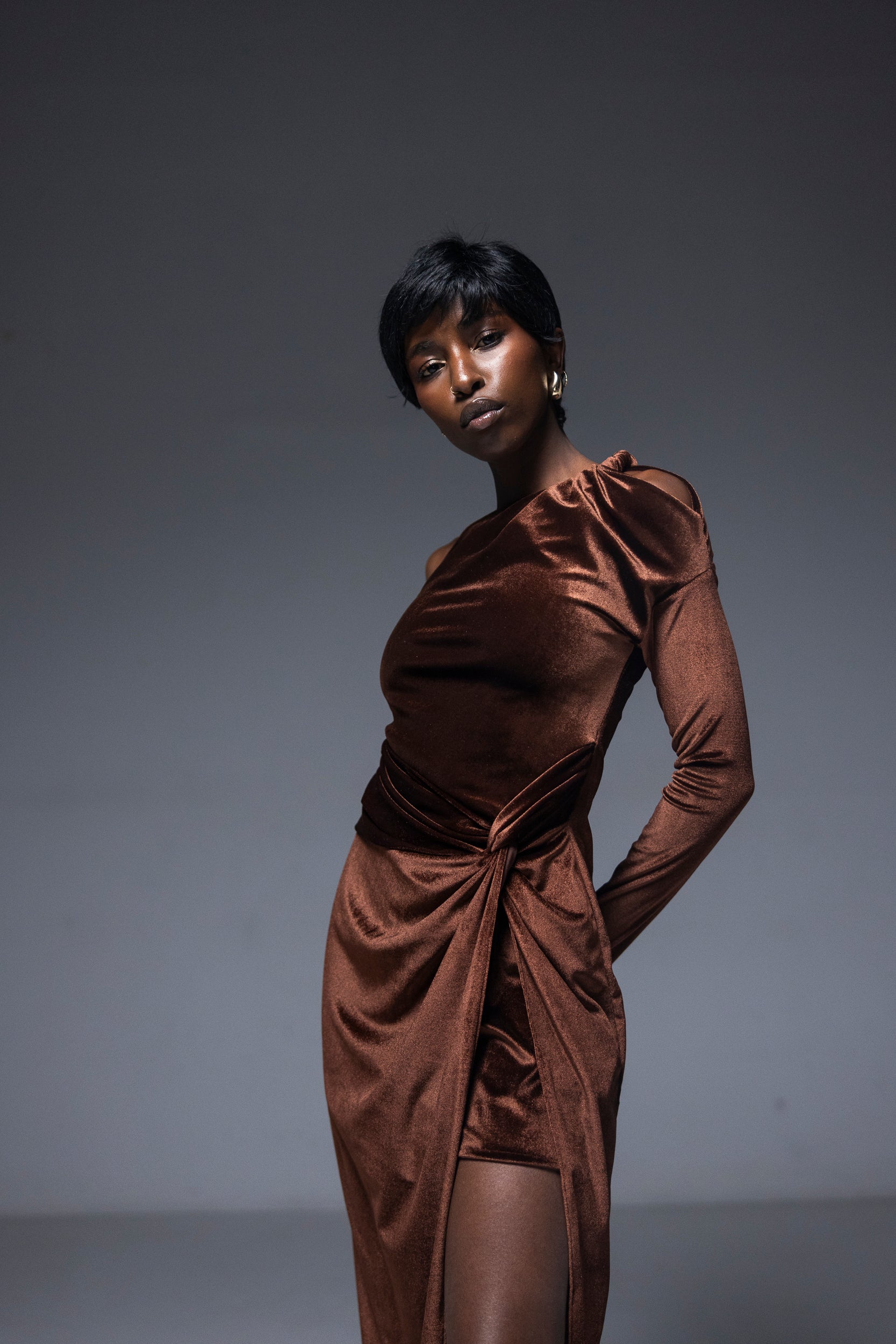 Rochie catifea cu drapaj, maro castaniu, Arlu