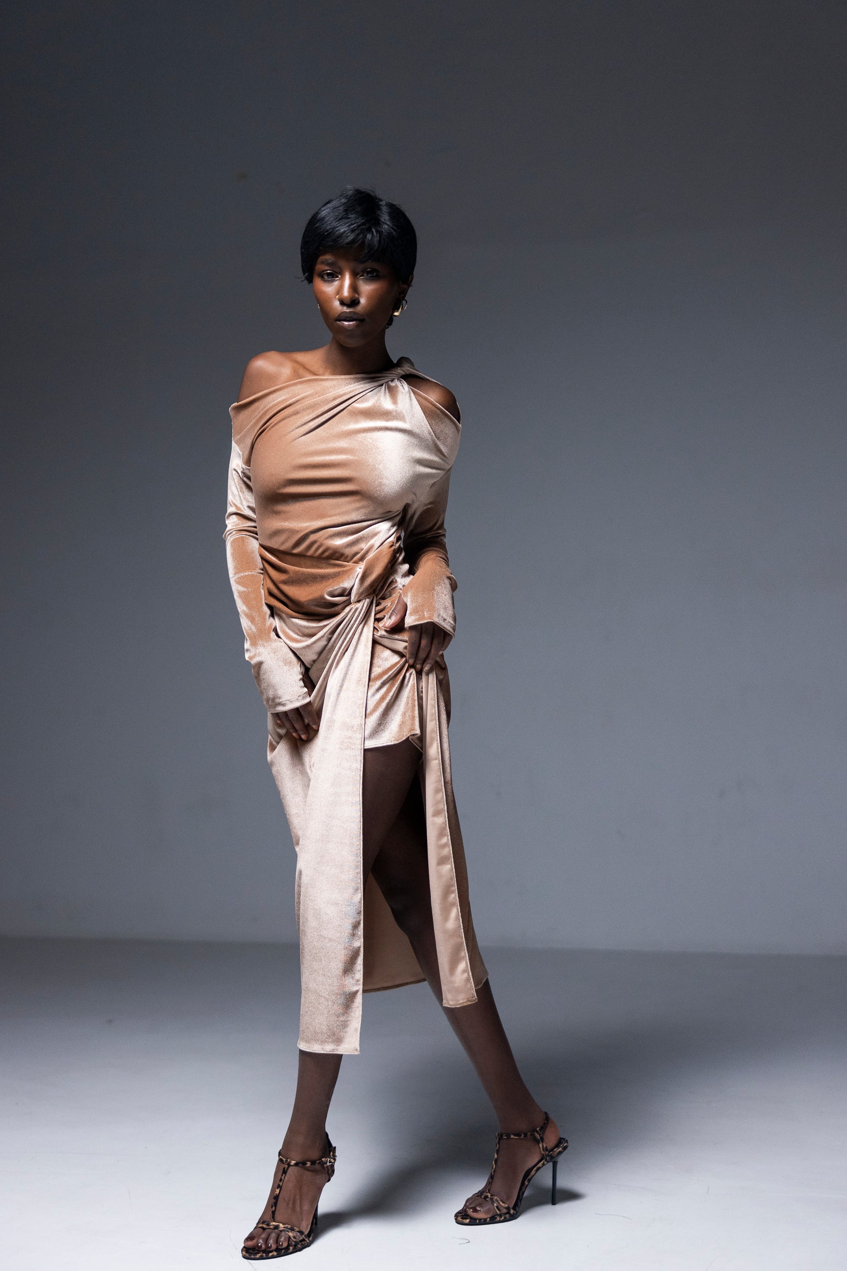 Rochie catifea cu drapaj, beige pudra, Arlu