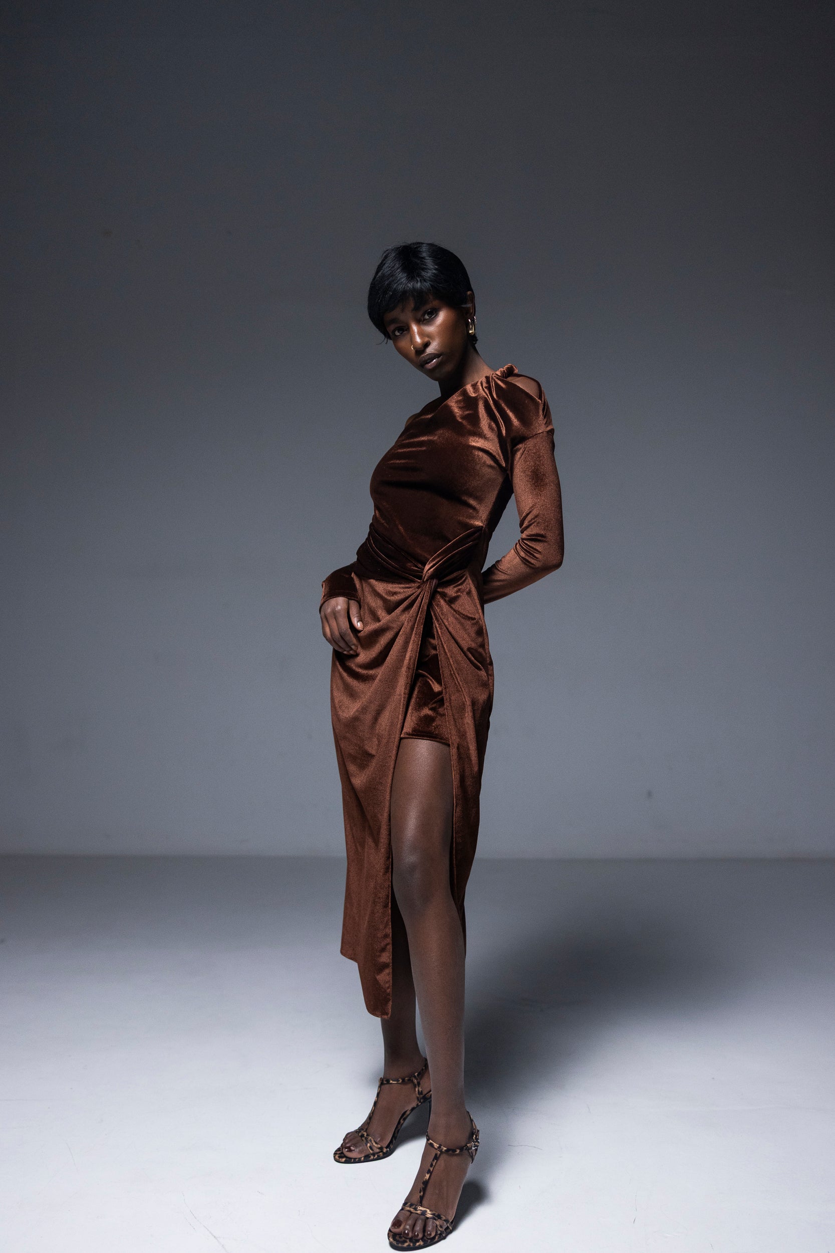 Rochie catifea cu drapaj, maro castaniu, Arlu