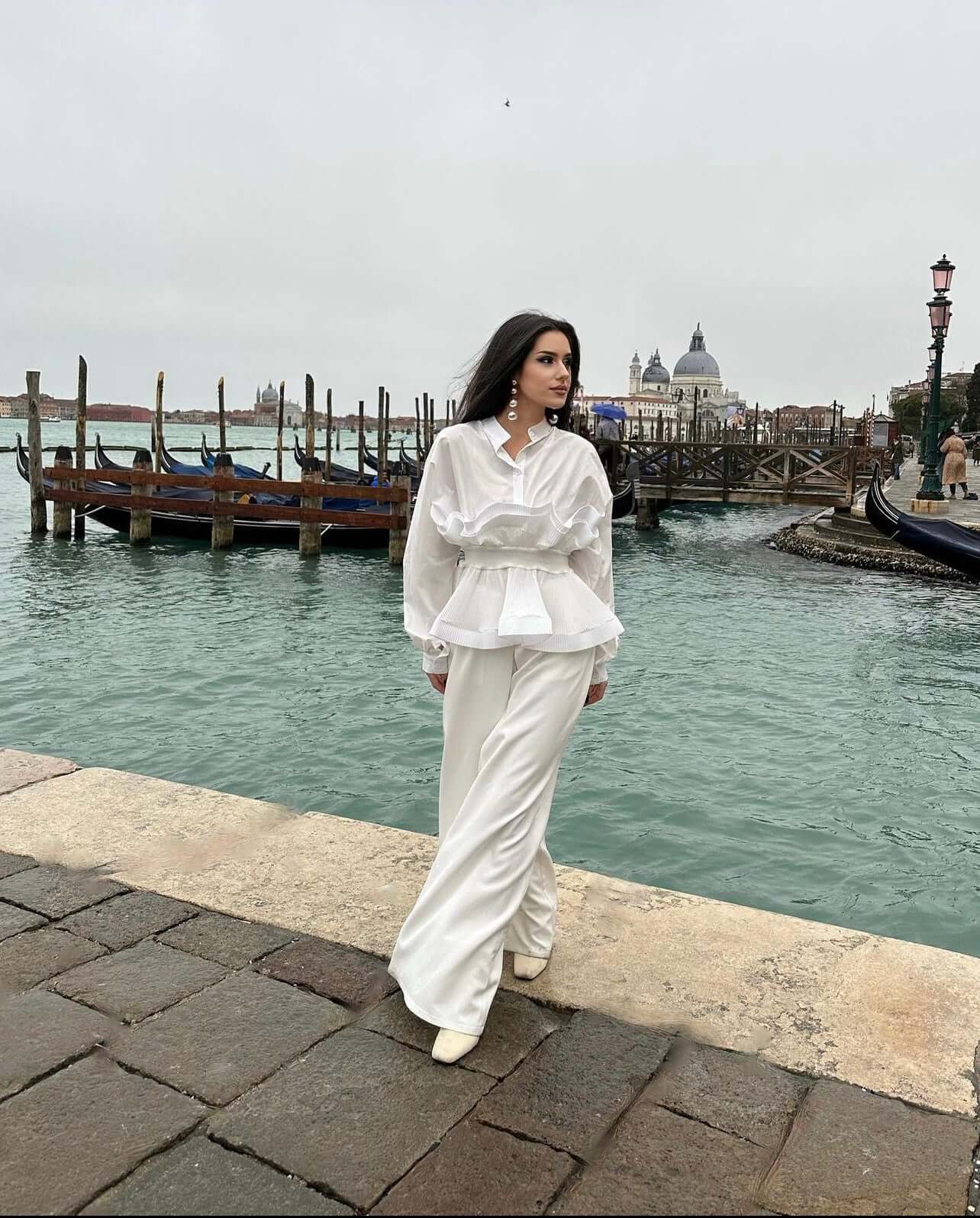 camasa alba cu volane si maneca lunga