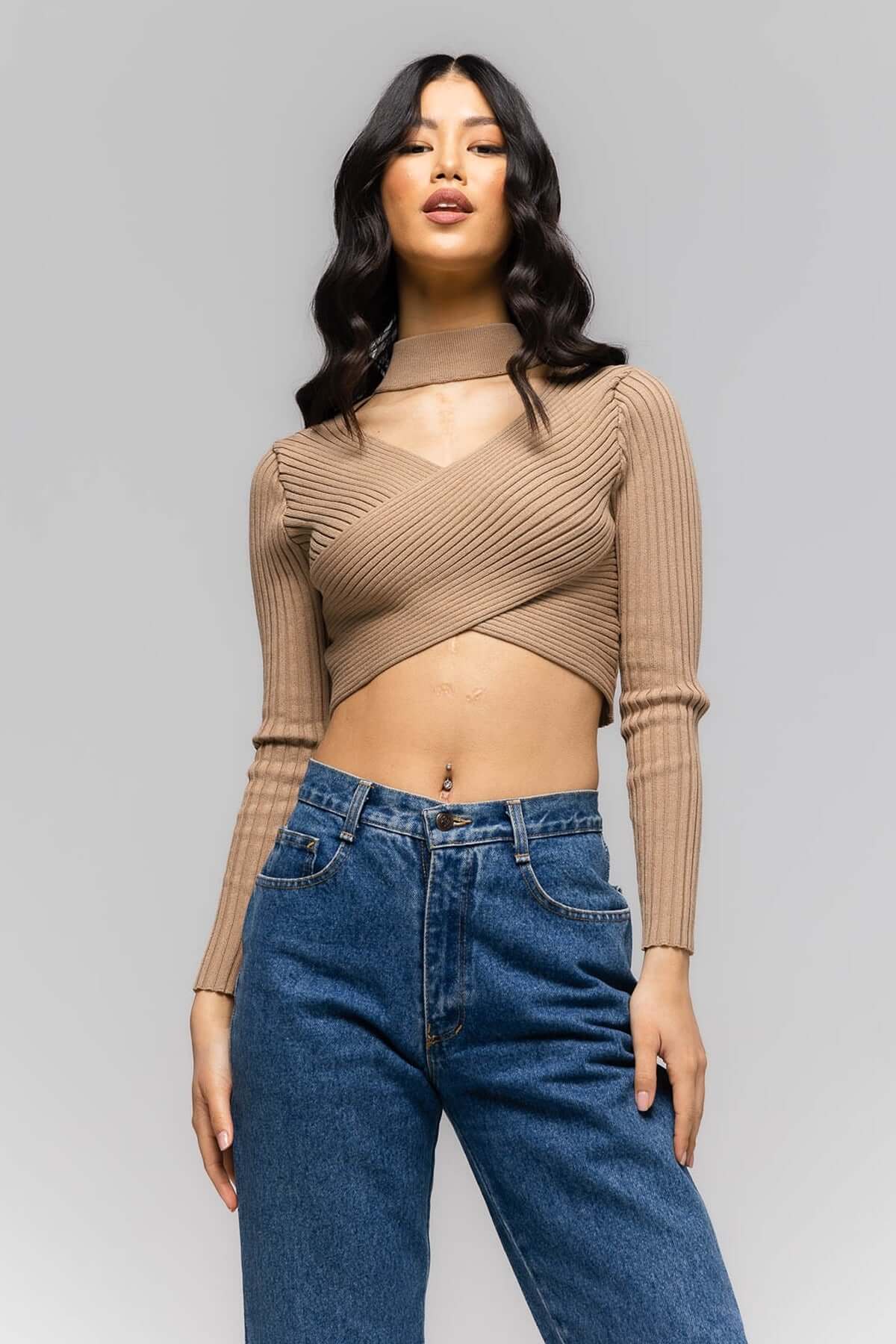 top bluza crem scurta bej crosetata cu maneca lunga