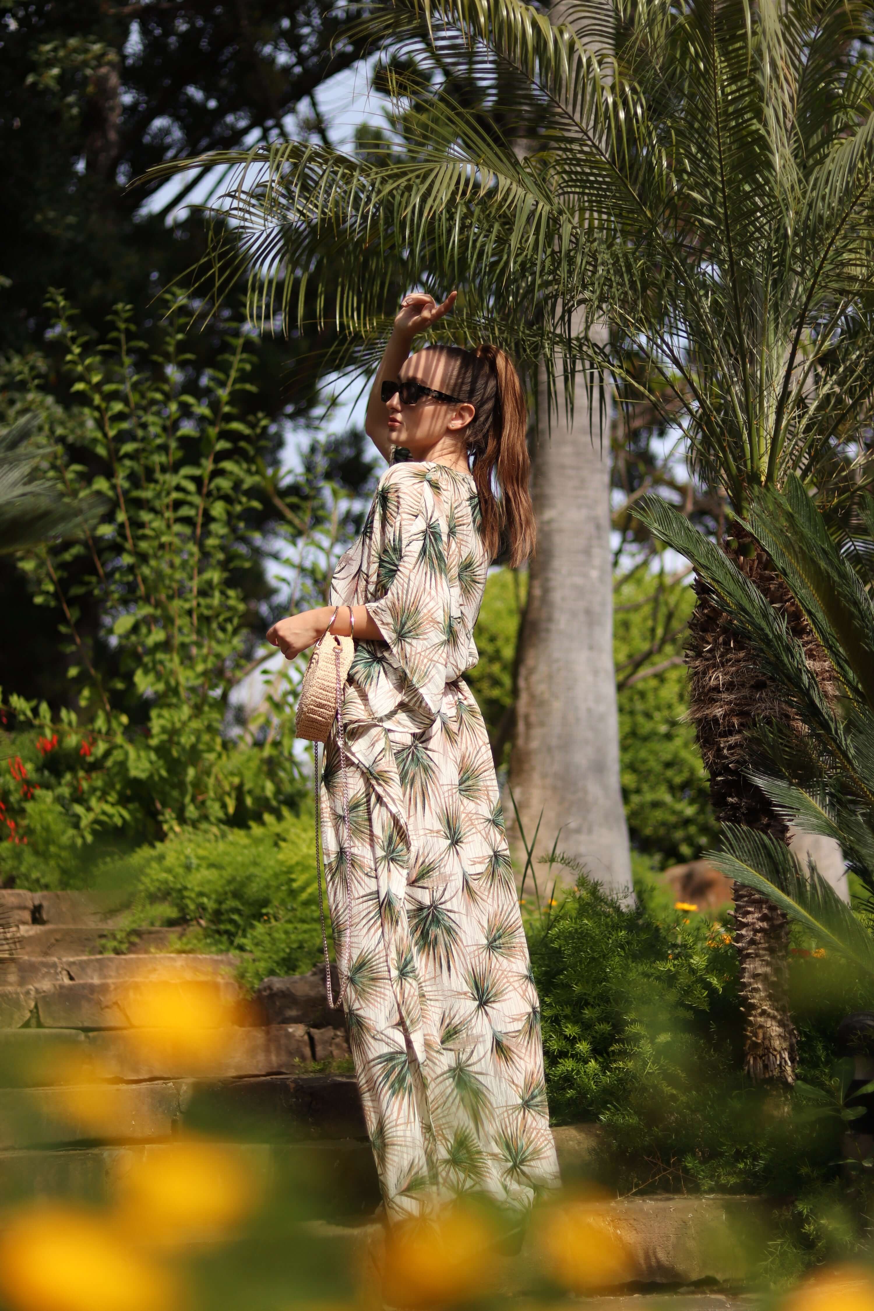 rochie lunga de plaja crem cu frunze verzi si insertii aurii